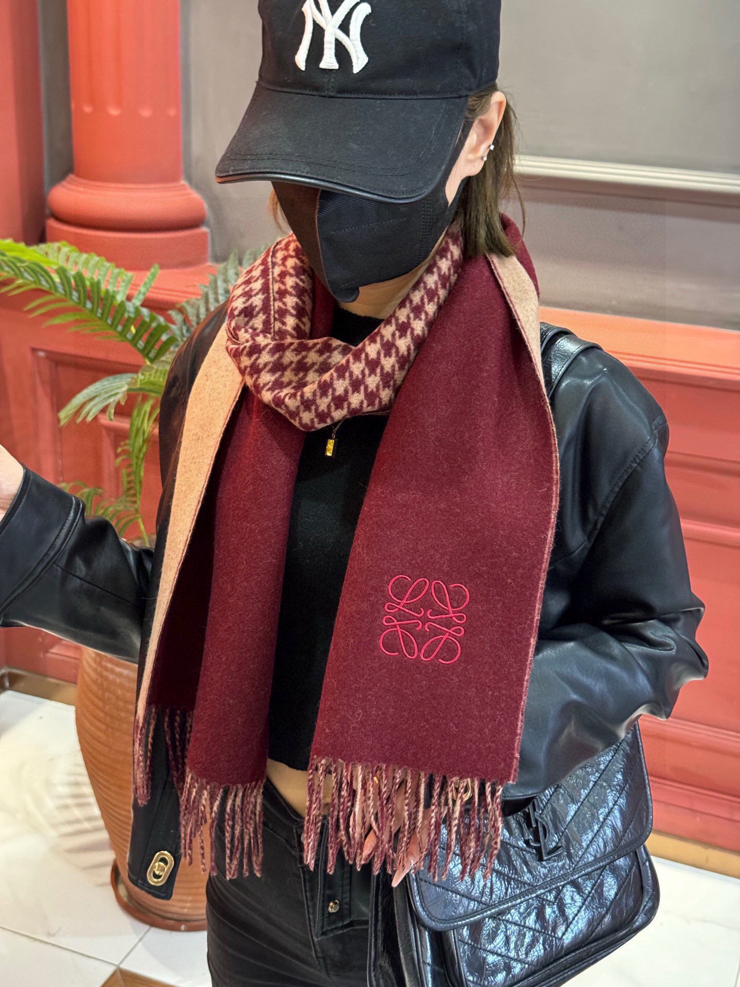   罗意威👍巴黎时装展商务男士女士通用双面羊绒披肩。代工厂臻选上乘的超细羊绒纤维 进行纯手工精梳处理 耗