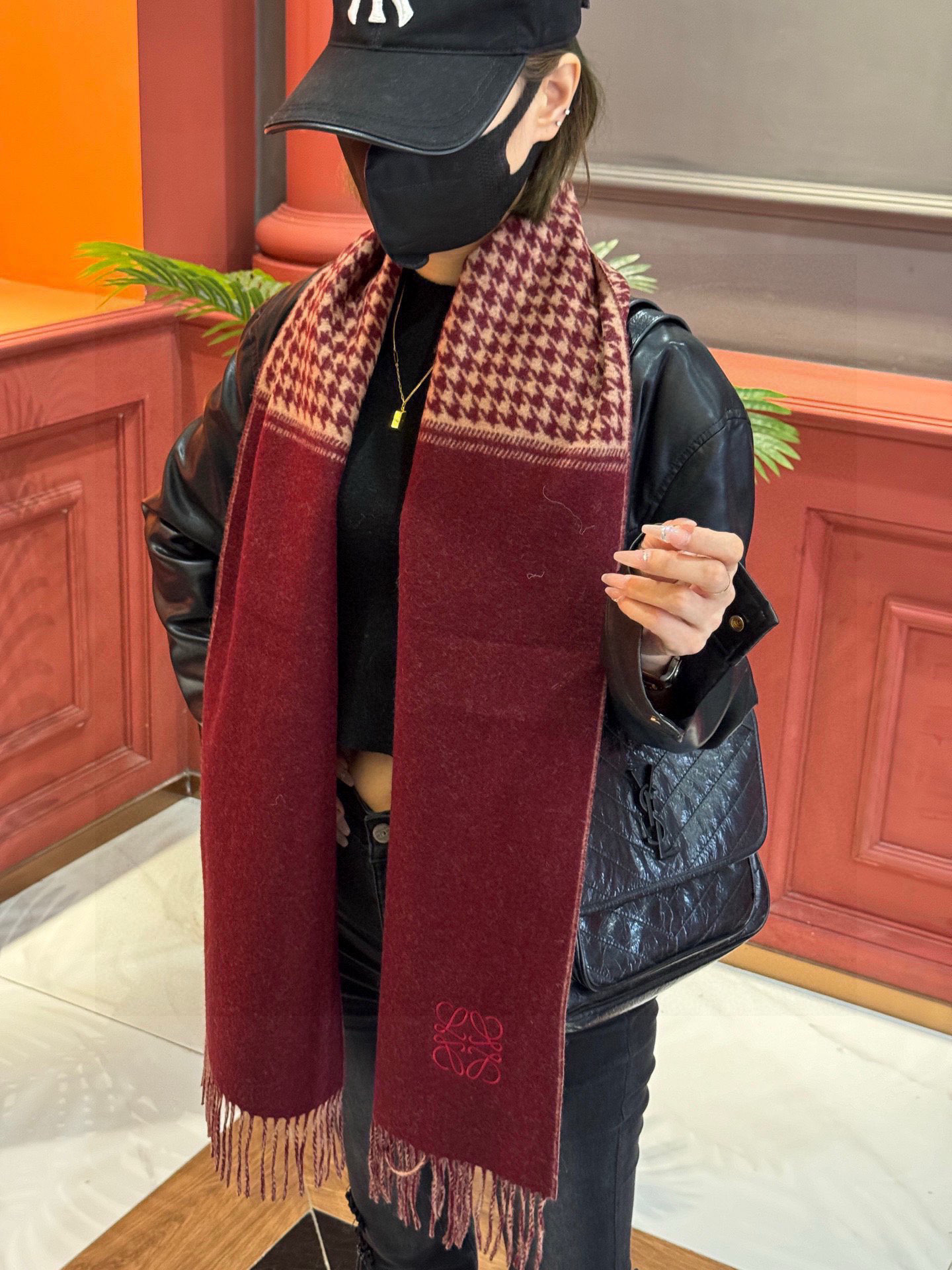   罗意威👍巴黎时装展商务男士女士通用双面羊绒披肩。代工厂臻选上乘的超细羊绒纤维 进行纯手工精梳处理 耗