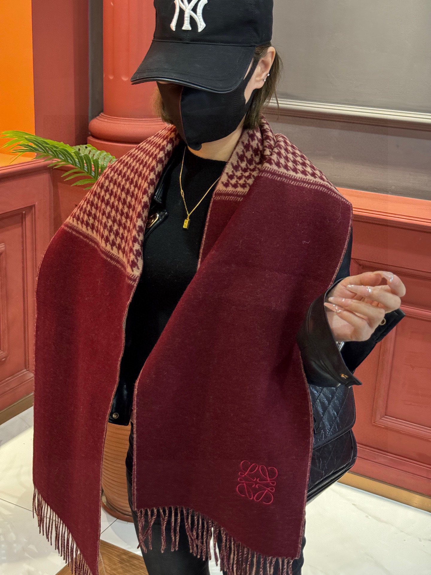   罗意威👍巴黎时装展商务男士女士通用双面羊绒披肩。代工厂臻选上乘的超细羊绒纤维 进行纯手工精梳处理 耗