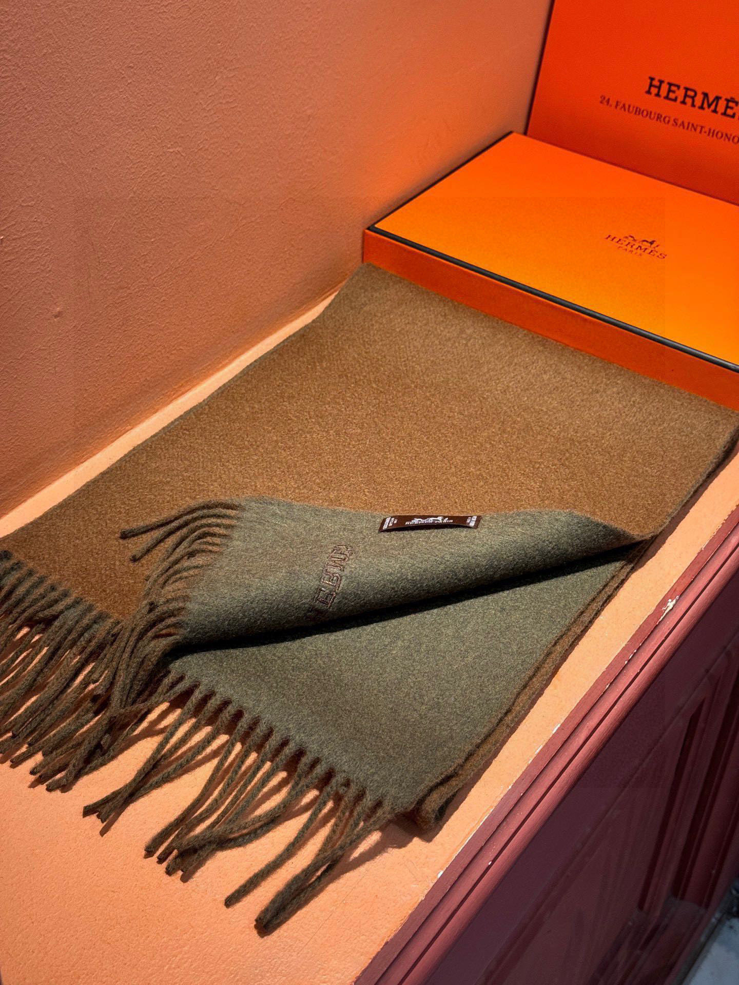  ✨✨太美了😍 爱马仕 情侣款 美到要尖叫😱专柜最新款🎊英伦欧美范儿 又是一款即时尚又实用的大围巾&长巾