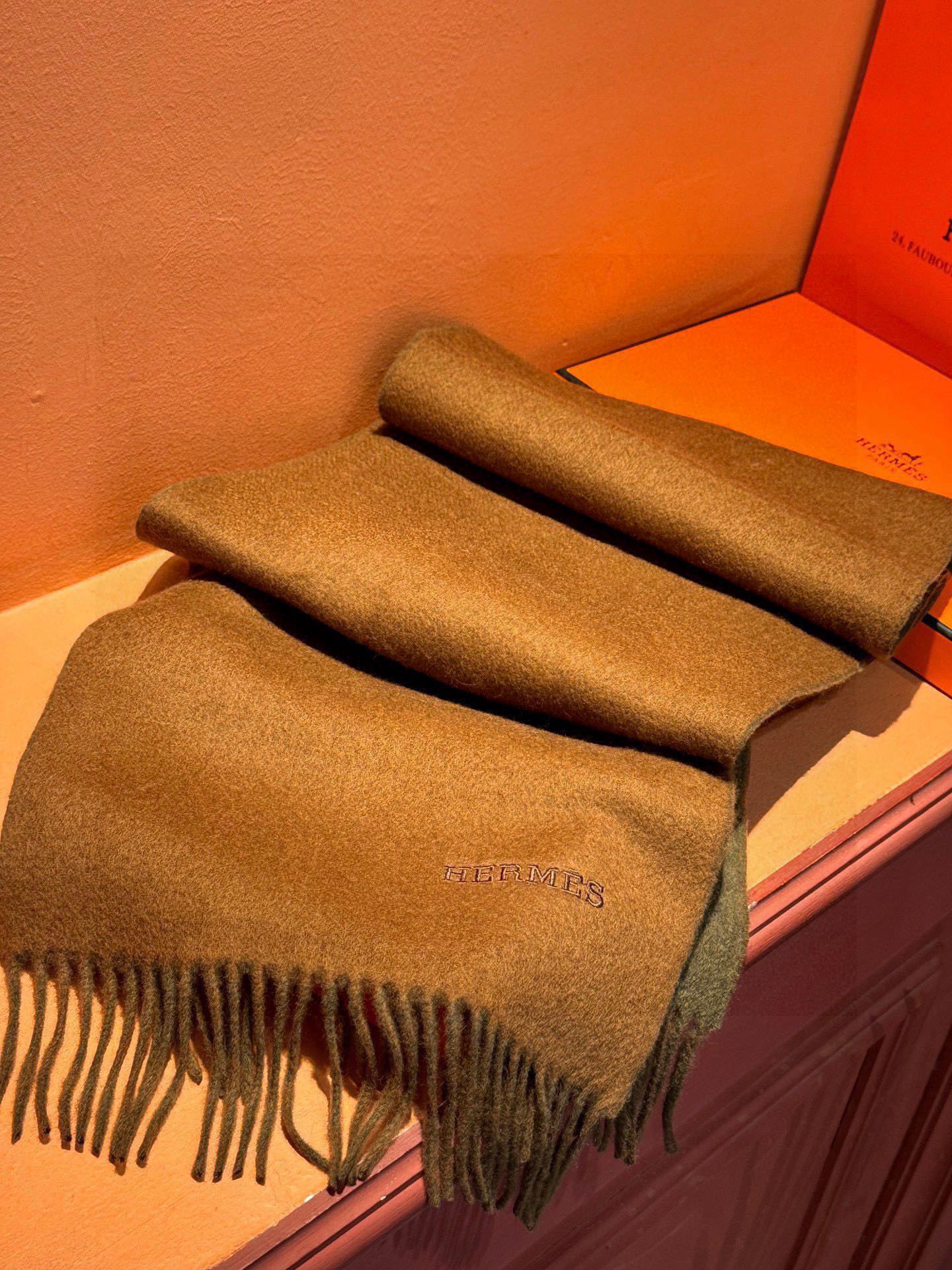  ✨✨太美了😍 爱马仕 情侣款 美到要尖叫😱专柜最新款🎊英伦欧美范儿 又是一款即时尚又实用的大围巾&长巾