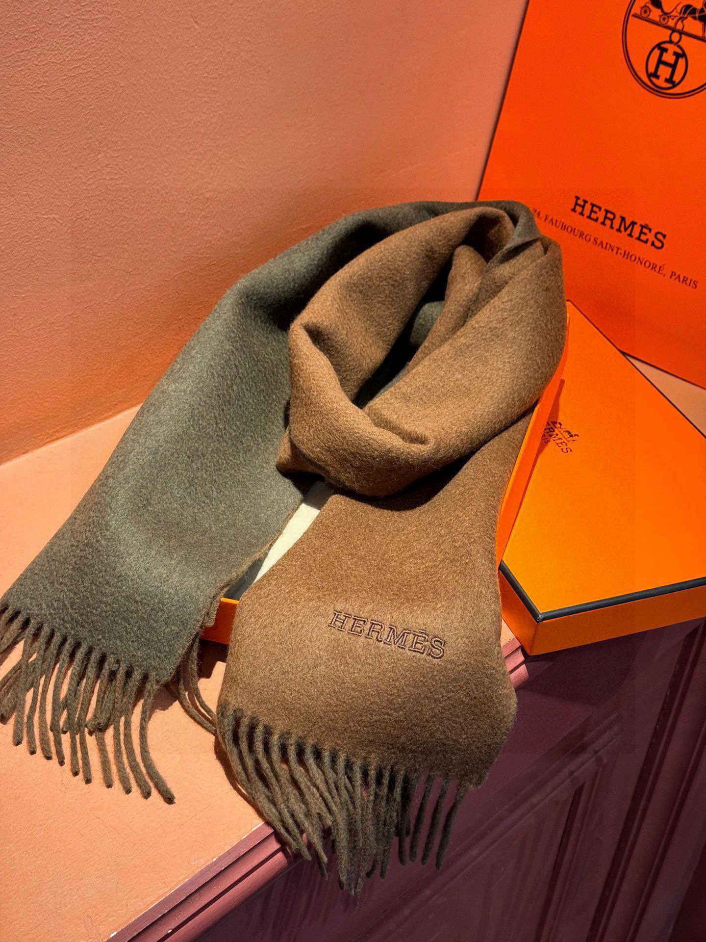  ✨✨太美了😍 爱马仕 情侣款 美到要尖叫😱专柜最新款🎊英伦欧美范儿 又是一款即时尚又实用的大围巾&长巾