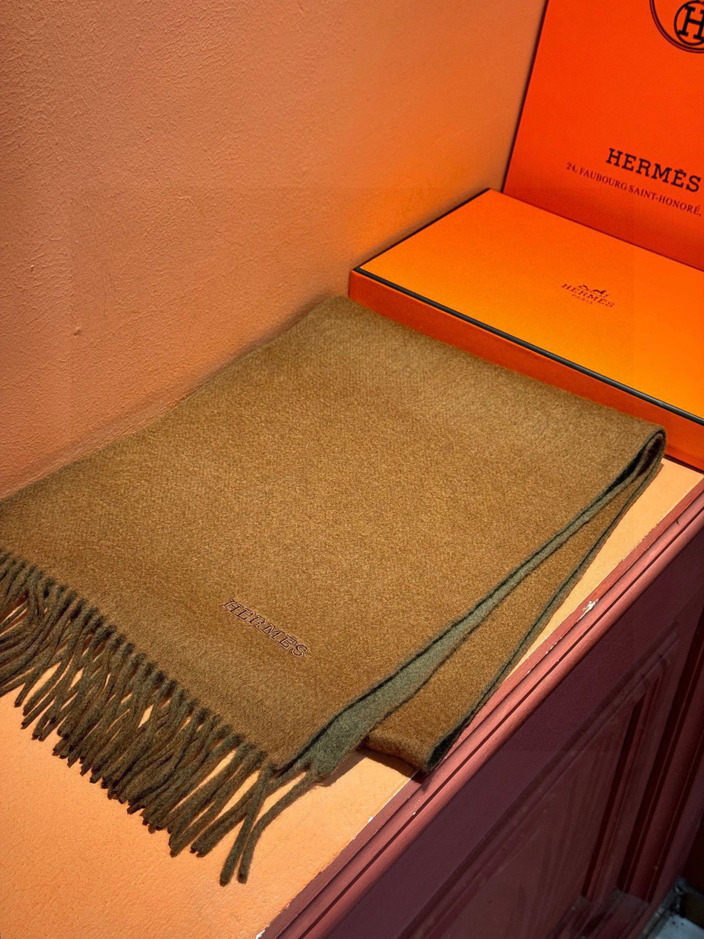  ✨✨太美了😍 爱马仕 情侣款 美到要尖叫😱专柜最新款🎊英伦欧美范儿 又是一款即时尚又实用的大围巾&长巾