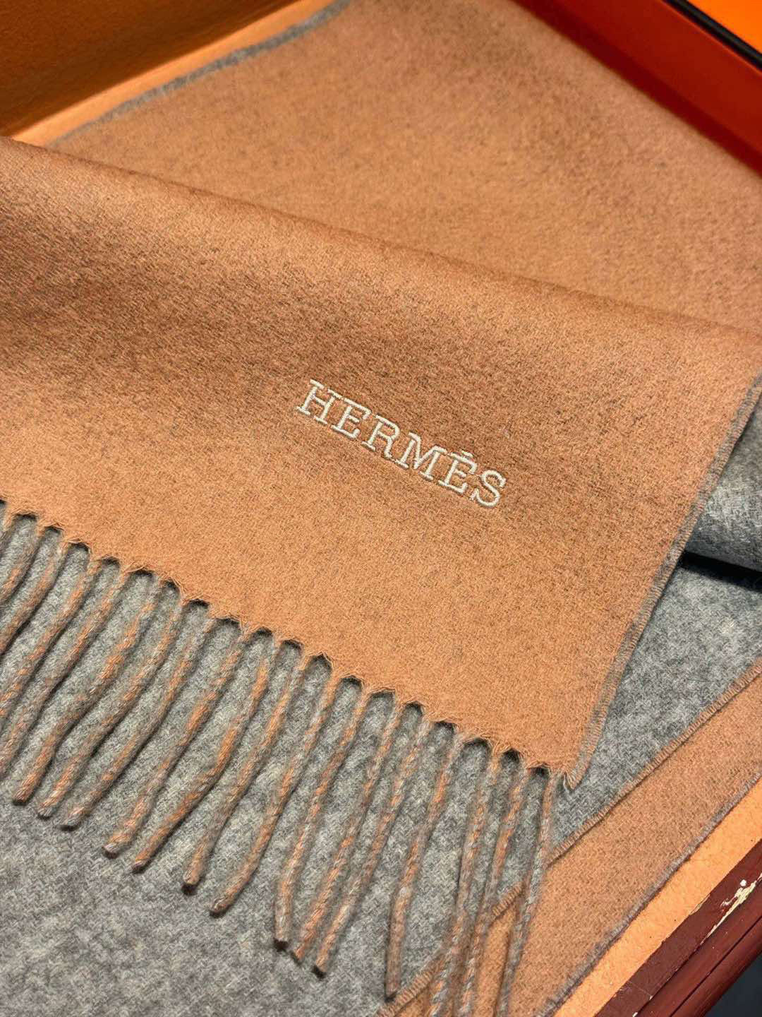  ✨✨太美了😍 爱马仕 情侣款 美到要尖叫😱专柜最新款🎊英伦欧美范儿 又是一款即时尚又实用的大围巾&长巾