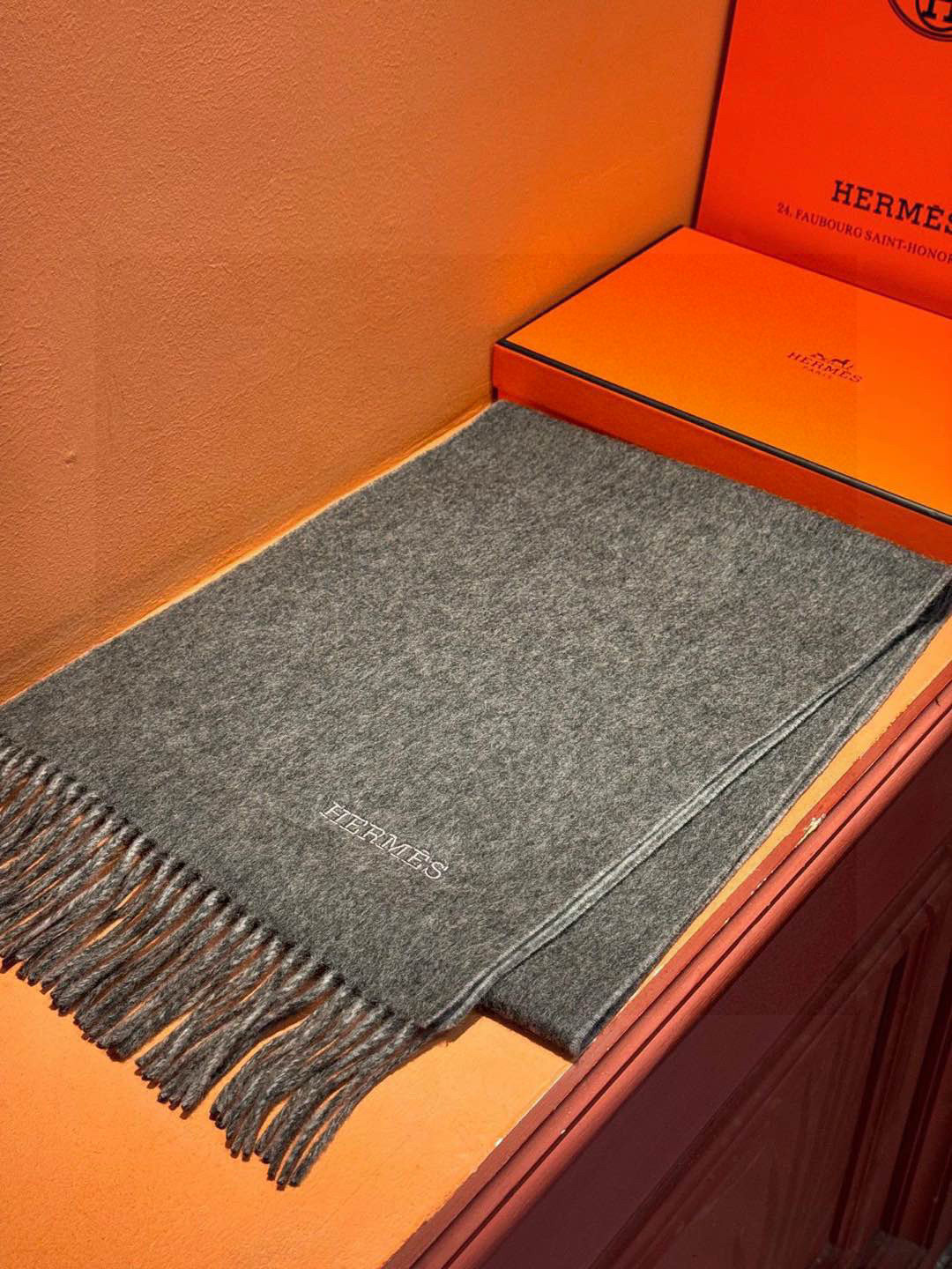  ✨✨太美了😍 爱马仕 情侣款 美到要尖叫😱专柜最新款🎊英伦欧美范儿 又是一款即时尚又实用的大围巾&长巾