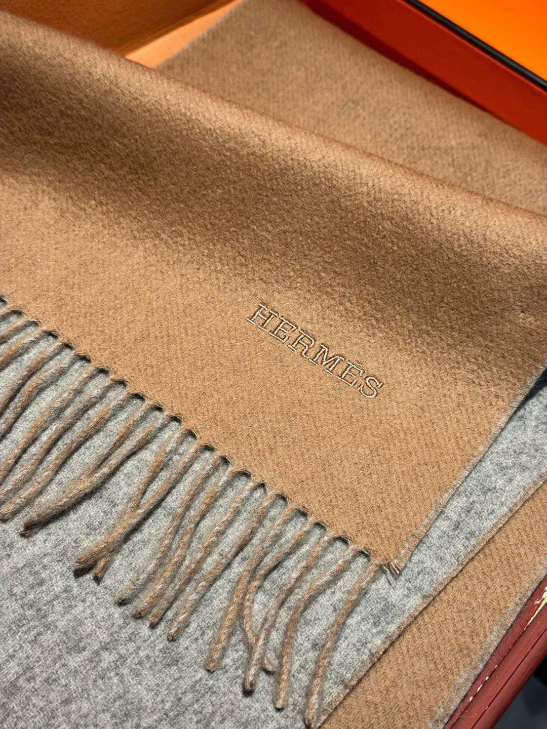  ✨✨太美了😍 爱马仕 情侣款 美到要尖叫😱专柜最新款🎊英伦欧美范儿 又是一款即时尚又实用的大围巾&长巾