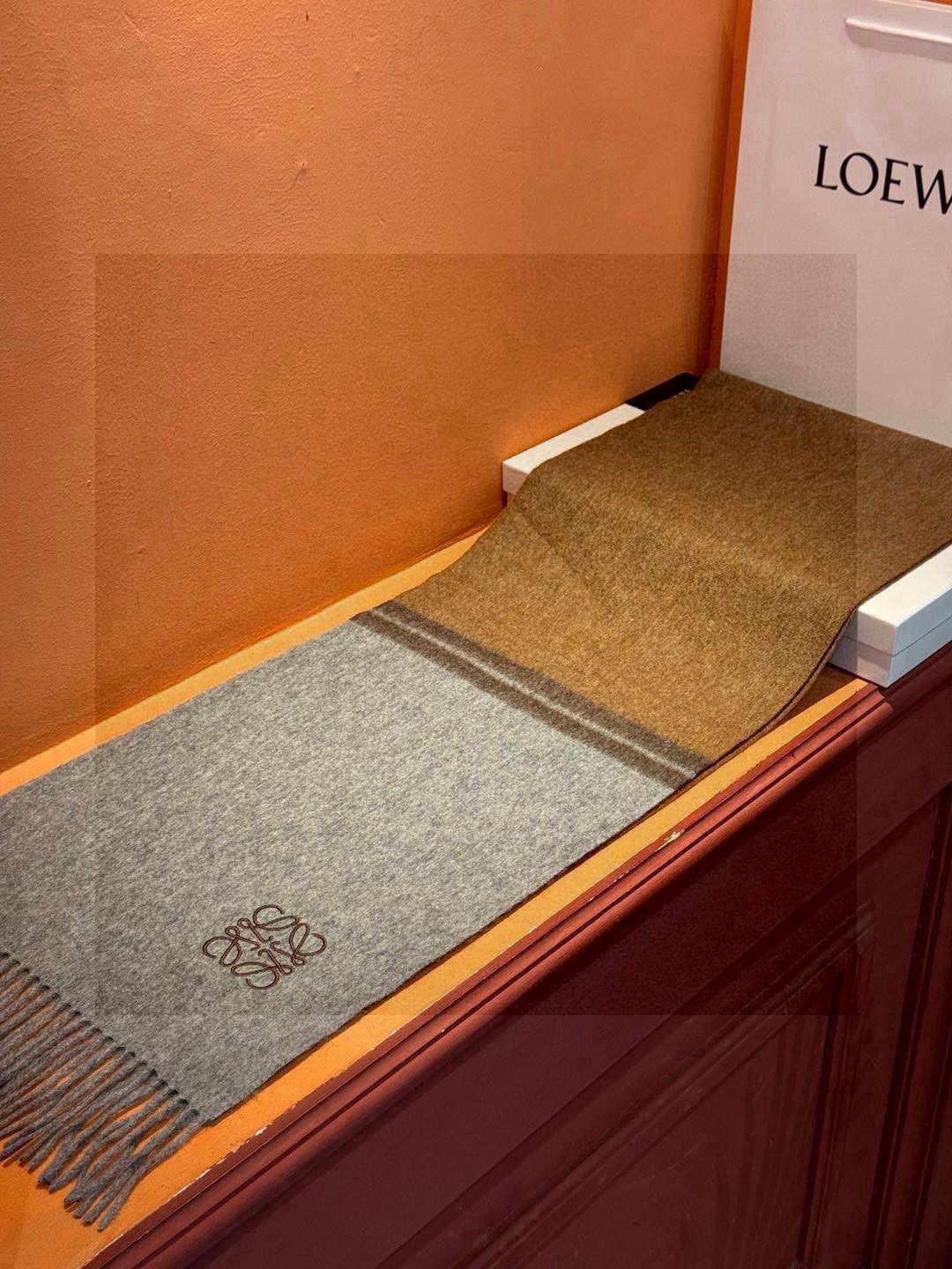   罗意威👍巴黎时装展商务男士女士通用双面羊绒披肩。代工厂臻选上乘的超细羊绒纤维 进行纯手工精梳处理 耗