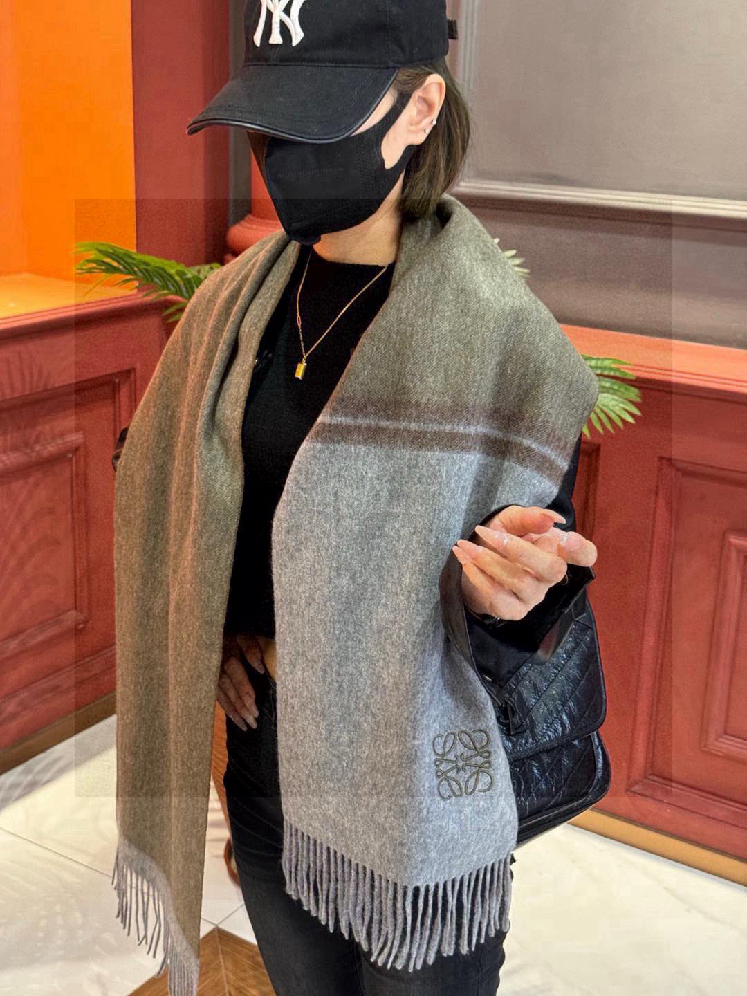   罗意威👍巴黎时装展商务男士女士通用双面羊绒披肩。代工厂臻选上乘的超细羊绒纤维 进行纯手工精梳处理 耗