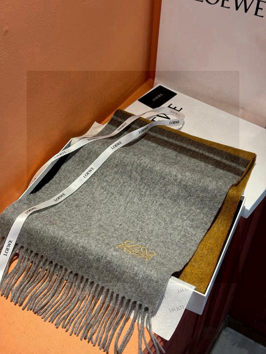   罗意威👍巴黎时装展商务男士女士通用双面羊绒披肩。代工厂臻选上乘的超细羊绒纤维 进行纯手工精梳处理 耗