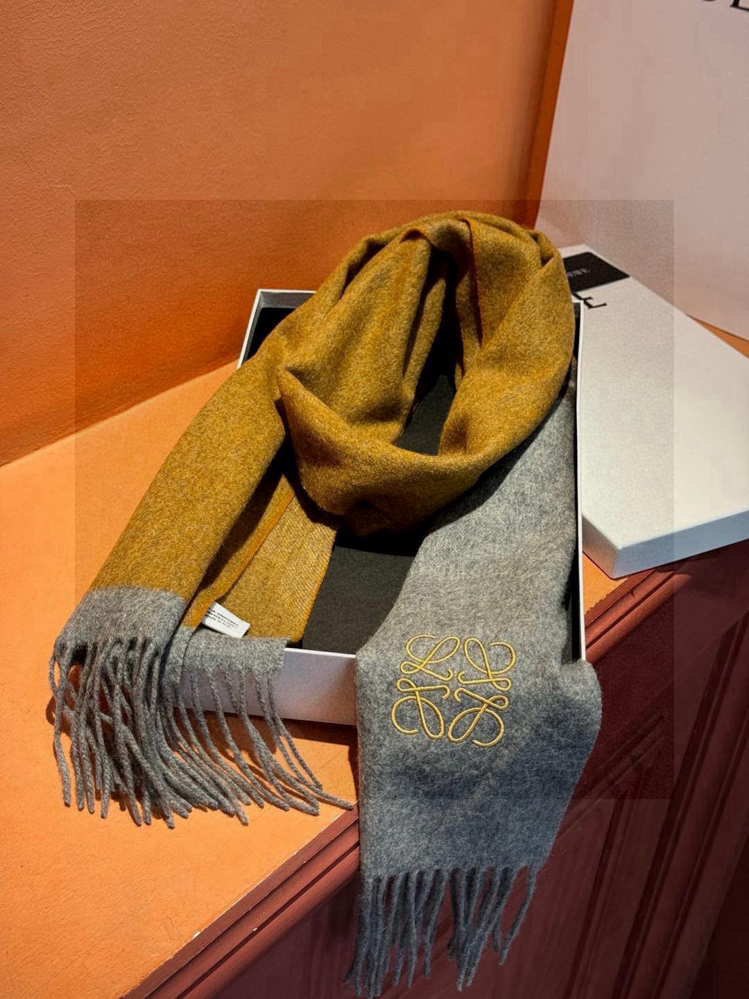   罗意威👍巴黎时装展商务男士女士通用双面羊绒披肩。代工厂臻选上乘的超细羊绒纤维 进行纯手工精梳处理 耗