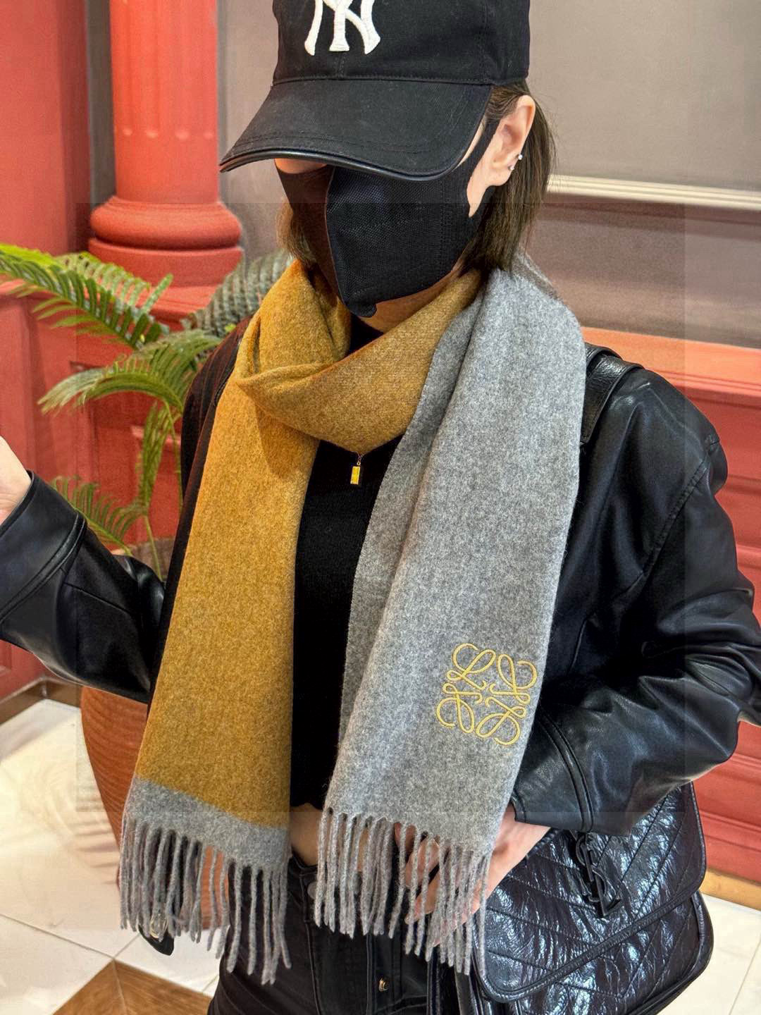   罗意威👍巴黎时装展商务男士女士通用双面羊绒披肩。代工厂臻选上乘的超细羊绒纤维 进行纯手工精梳处理 耗