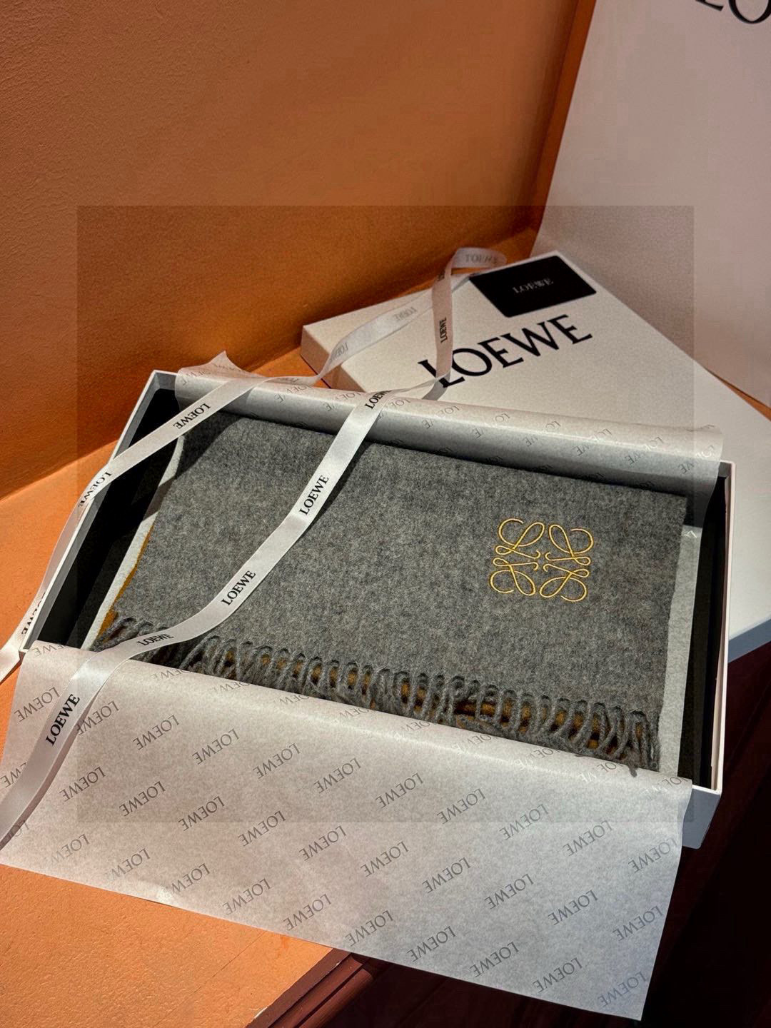   罗意威👍巴黎时装展商务男士女士通用双面羊绒披肩。代工厂臻选上乘的超细羊绒纤维 进行纯手工精梳处理 耗