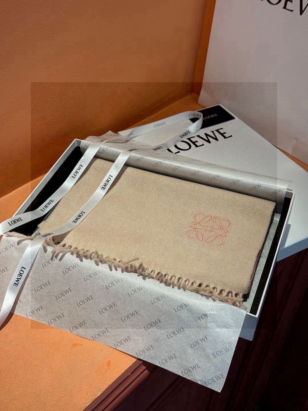   罗意威👍巴黎时装展商务男士女士通用双面羊绒披肩。代工厂臻选上乘的超细羊绒纤维 进行纯手工精梳处理 耗