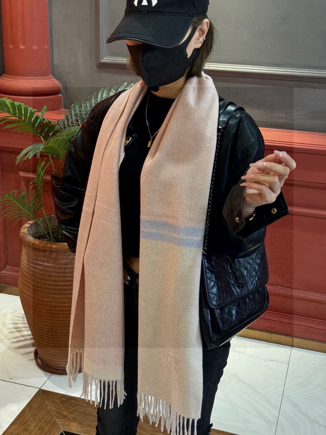   罗意威👍巴黎时装展商务男士女士通用双面羊绒披肩。代工厂臻选上乘的超细羊绒纤维 进行纯手工精梳处理 耗