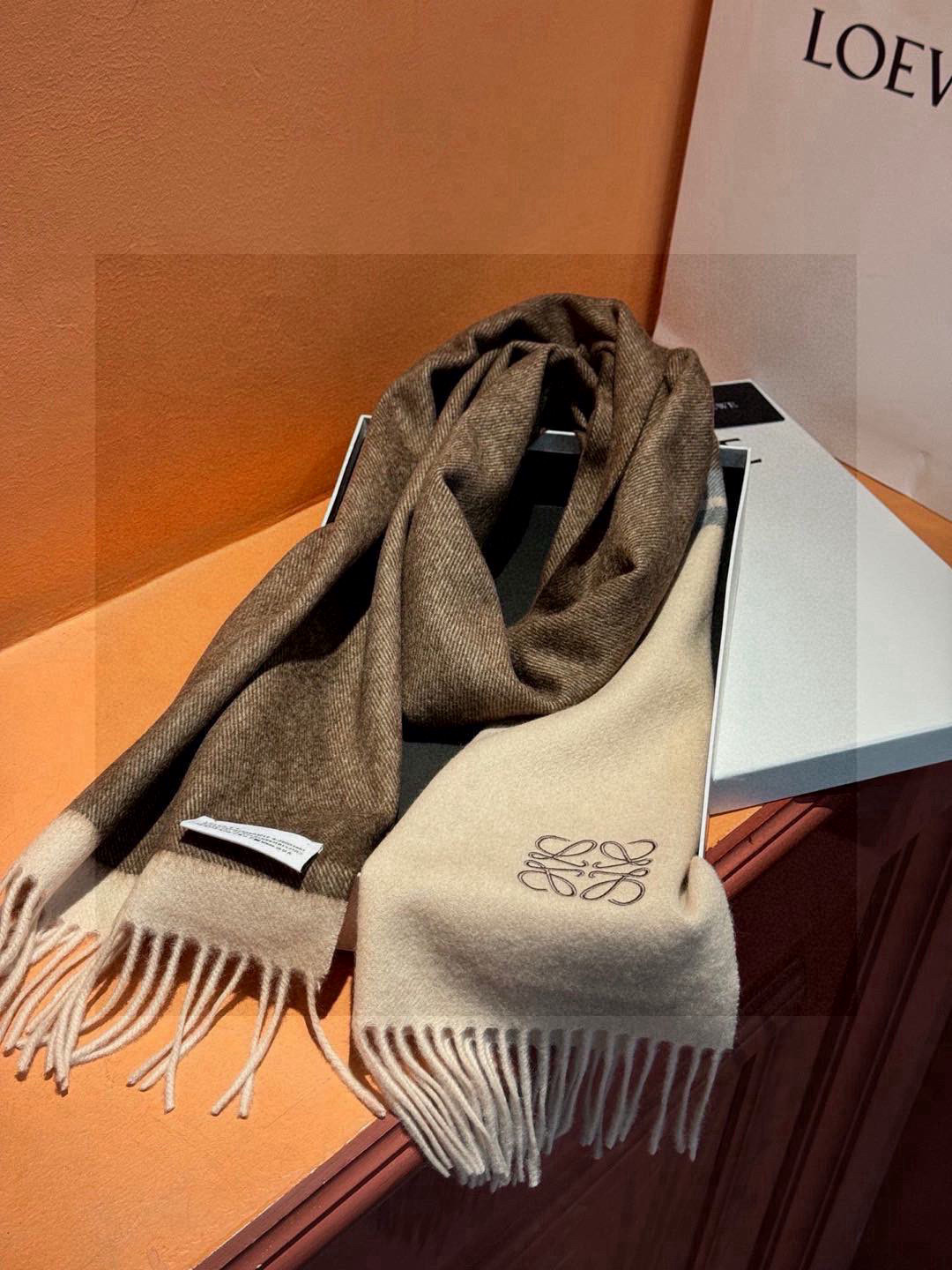   罗意威👍巴黎时装展商务男士女士通用双面羊绒披肩。代工厂臻选上乘的超细羊绒纤维 进行纯手工精梳处理 耗