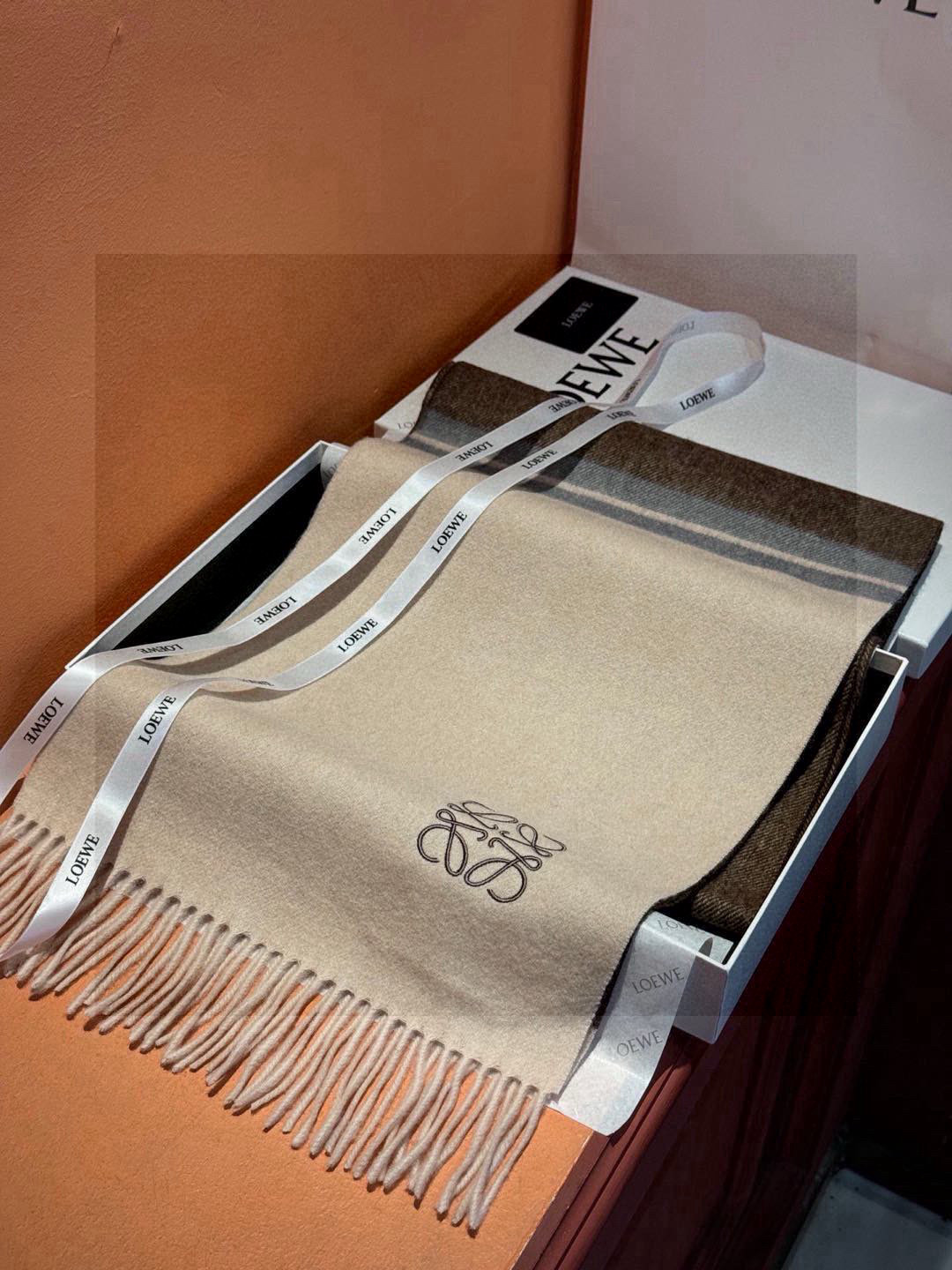   罗意威👍巴黎时装展商务男士女士通用双面羊绒披肩。代工厂臻选上乘的超细羊绒纤维 进行纯手工精梳处理 耗