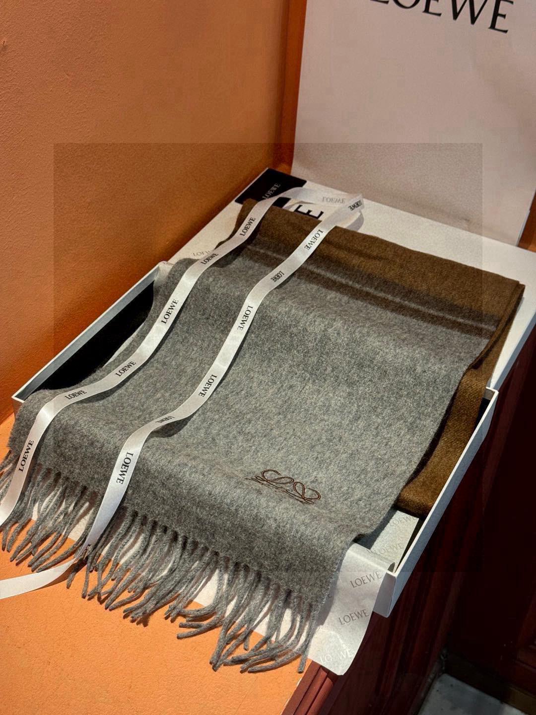   罗意威👍巴黎时装展商务男士女士通用双面羊绒披肩。代工厂臻选上乘的超细羊绒纤维 进行纯手工精梳处理 耗