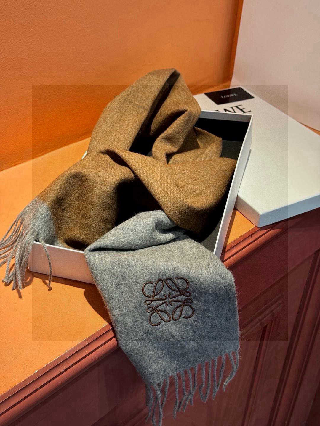   罗意威👍巴黎时装展商务男士女士通用双面羊绒披肩。代工厂臻选上乘的超细羊绒纤维 进行纯手工精梳处理 耗