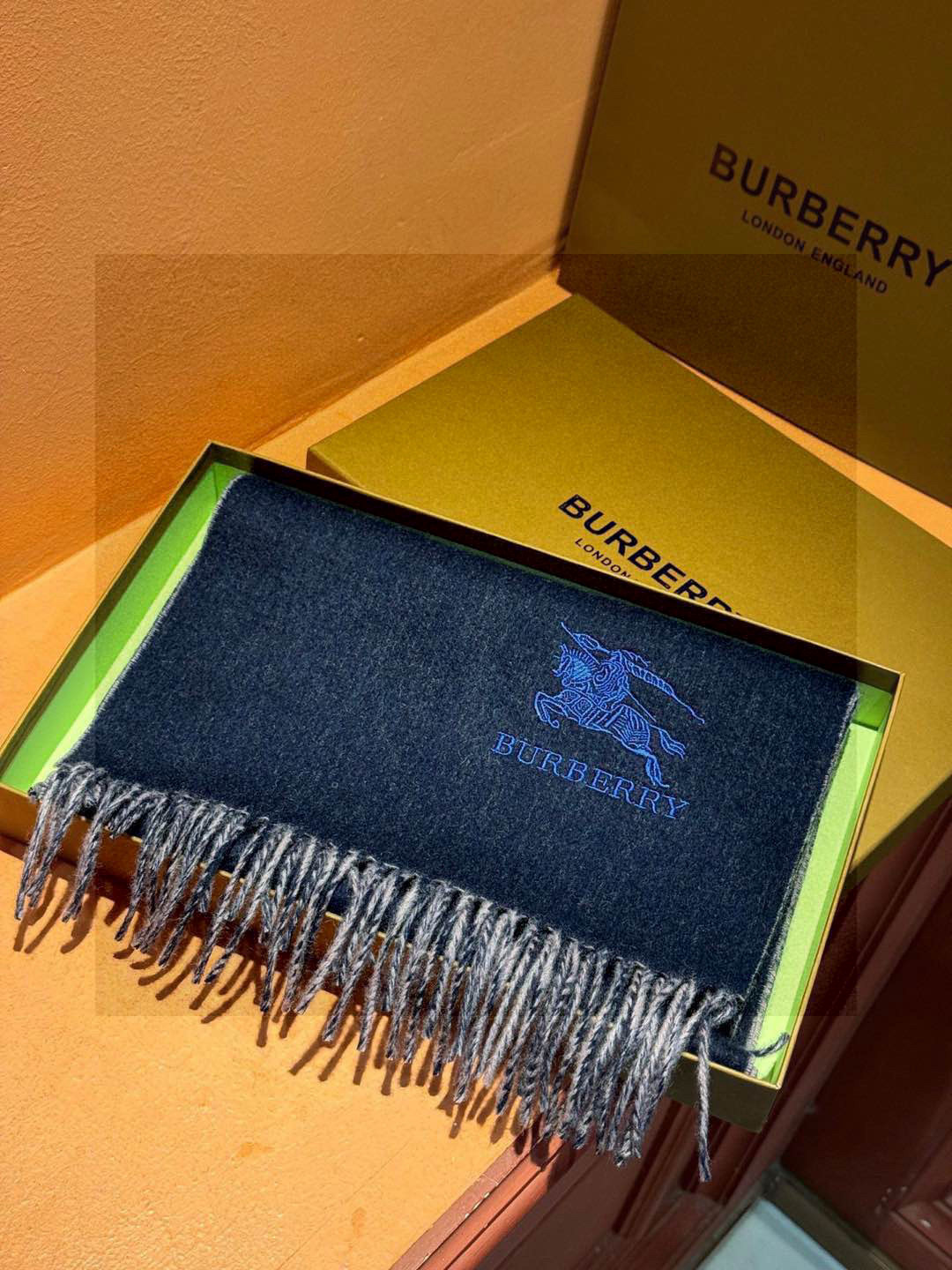  ✨✨太美了😍巴宝莉 情侣款 美到要尖叫😱专柜最新款🎊英伦欧美范儿 又是一款即时尚又实用的大围巾&长巾，