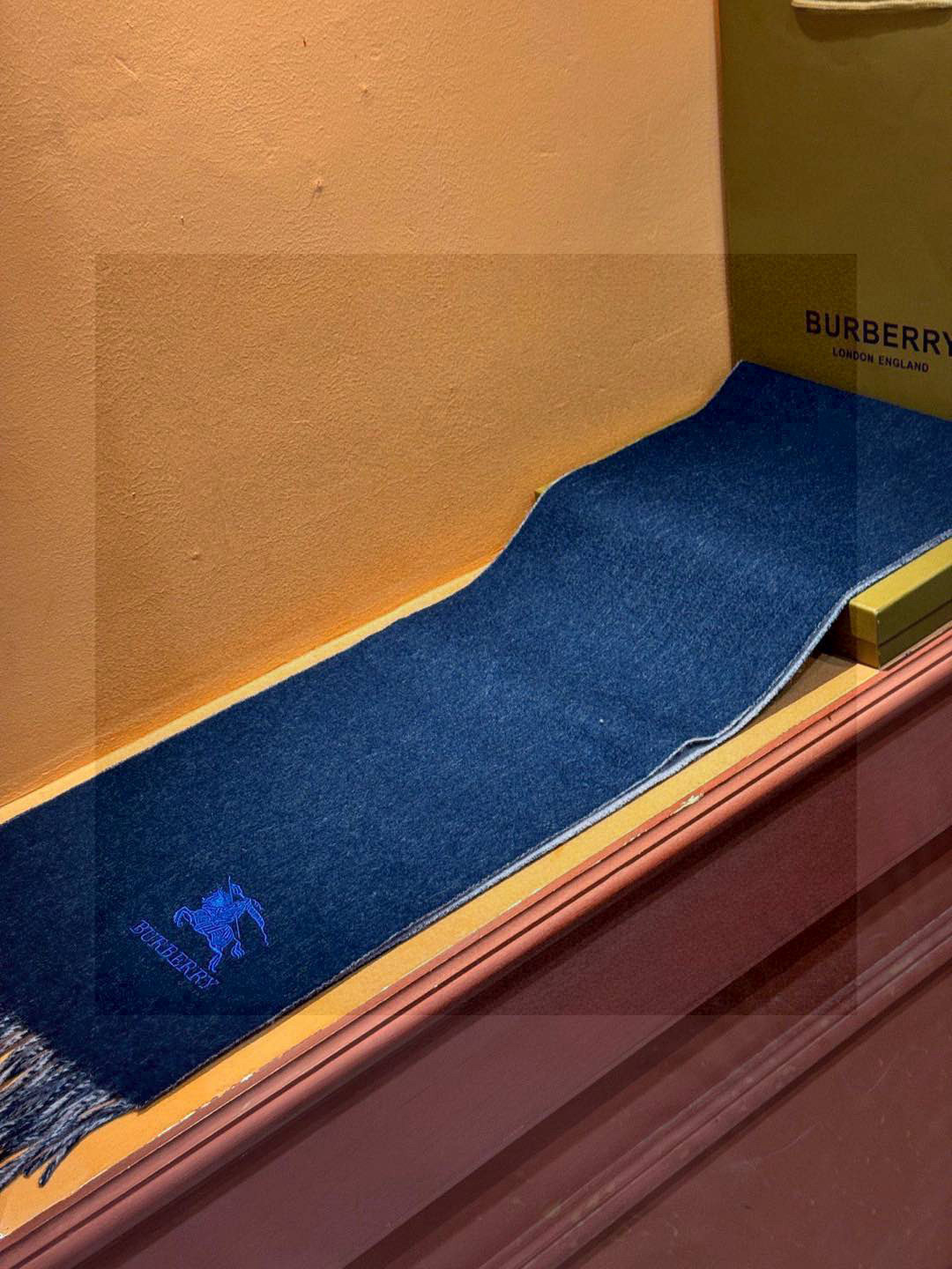  ✨✨太美了😍巴宝莉 情侣款 美到要尖叫😱专柜最新款🎊英伦欧美范儿 又是一款即时尚又实用的大围巾&长巾，