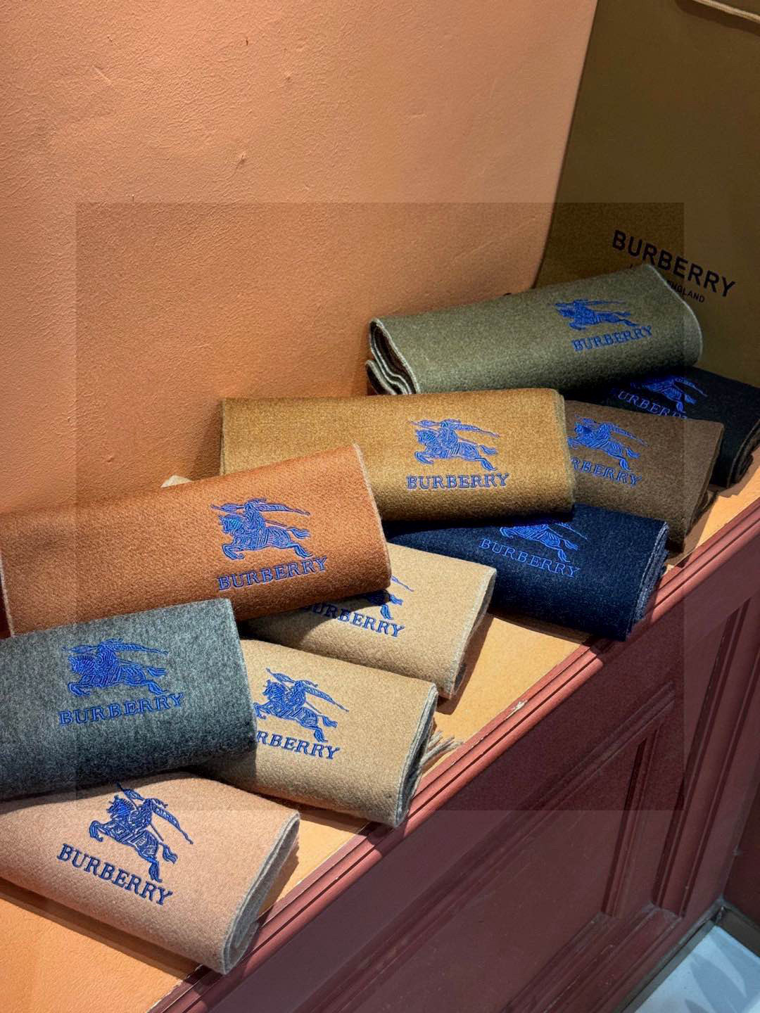  ✨✨太美了😍巴宝莉 情侣款 美到要尖叫😱专柜最新款🎊英伦欧美范儿 又是一款即时尚又实用的大围巾&长巾，