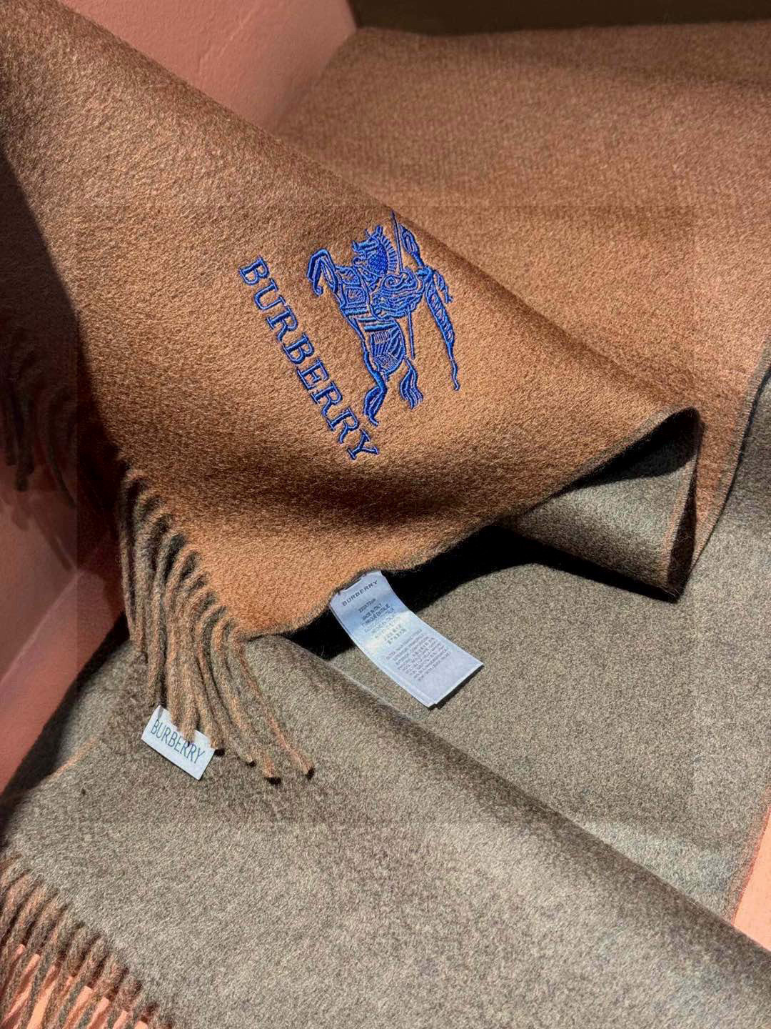  ✨✨太美了😍巴宝莉 情侣款 美到要尖叫😱专柜最新款🎊英伦欧美范儿 又是一款即时尚又实用的大围巾&长巾，