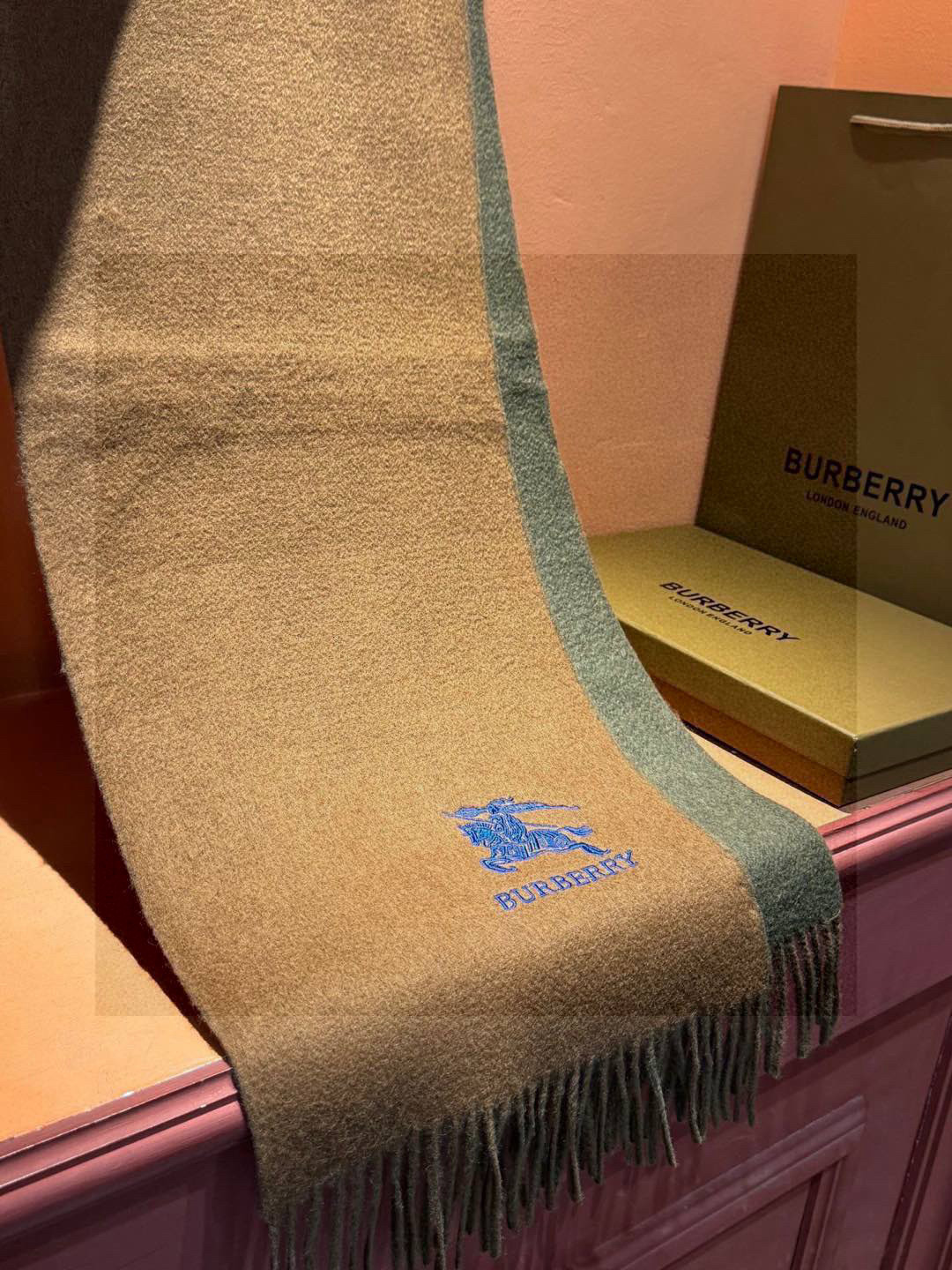  ✨✨太美了😍巴宝莉 情侣款 美到要尖叫😱专柜最新款🎊英伦欧美范儿 又是一款即时尚又实用的大围巾&长巾，