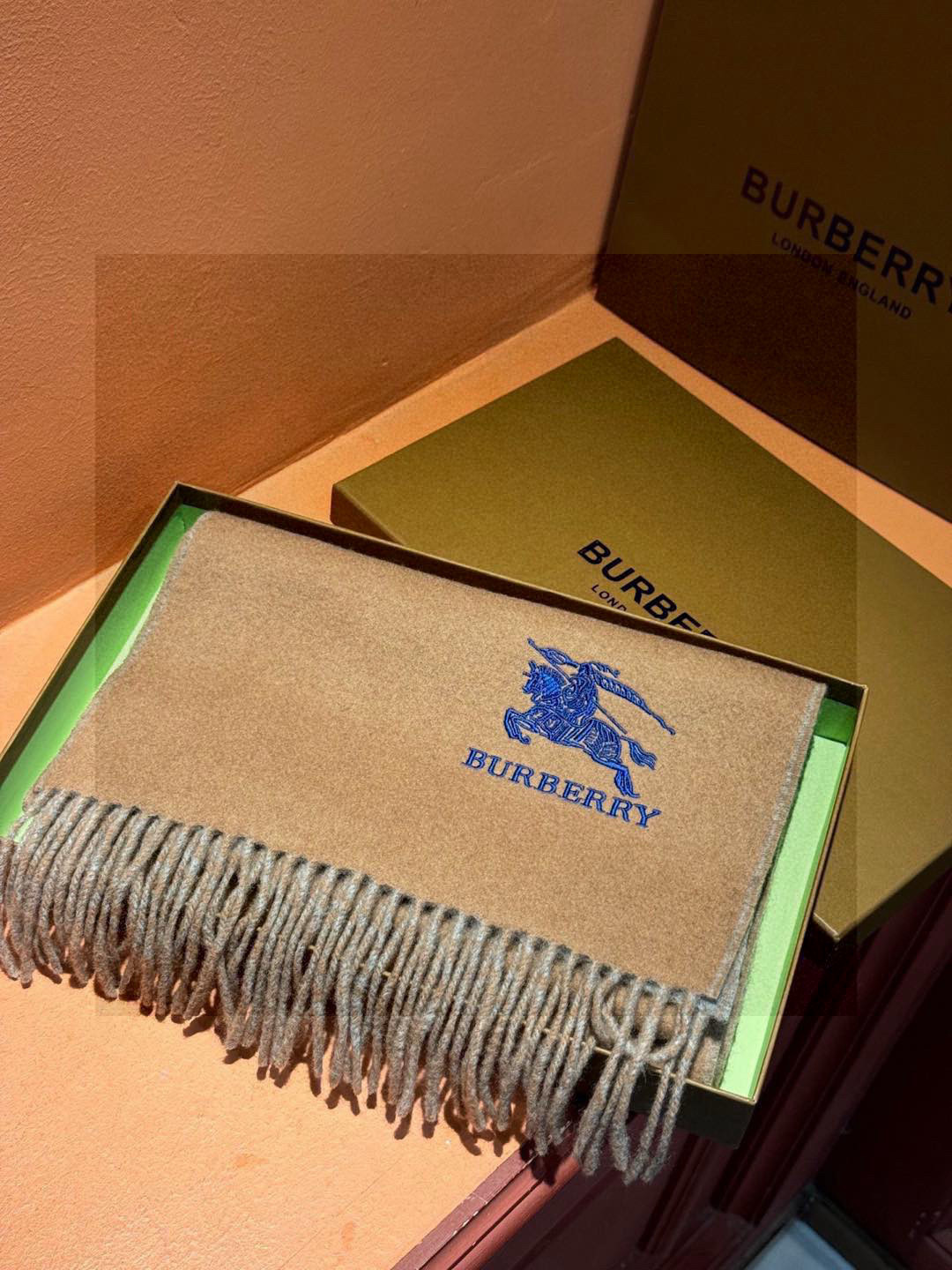  ✨✨太美了😍巴宝莉 情侣款 美到要尖叫😱专柜最新款🎊英伦欧美范儿 又是一款即时尚又实用的大围巾&长巾，