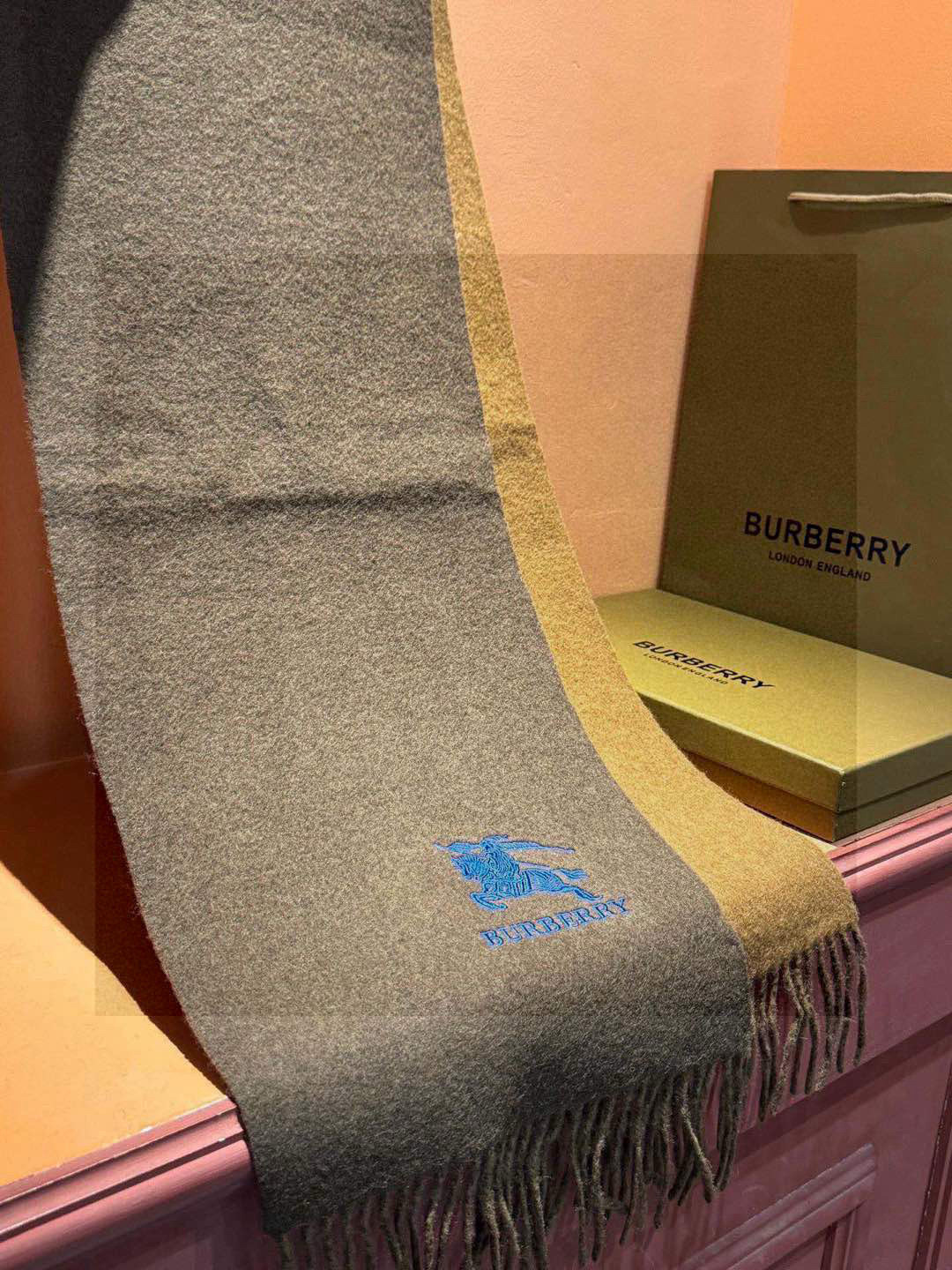  ✨✨太美了😍巴宝莉 情侣款 美到要尖叫😱专柜最新款🎊英伦欧美范儿 又是一款即时尚又实用的大围巾&长巾，