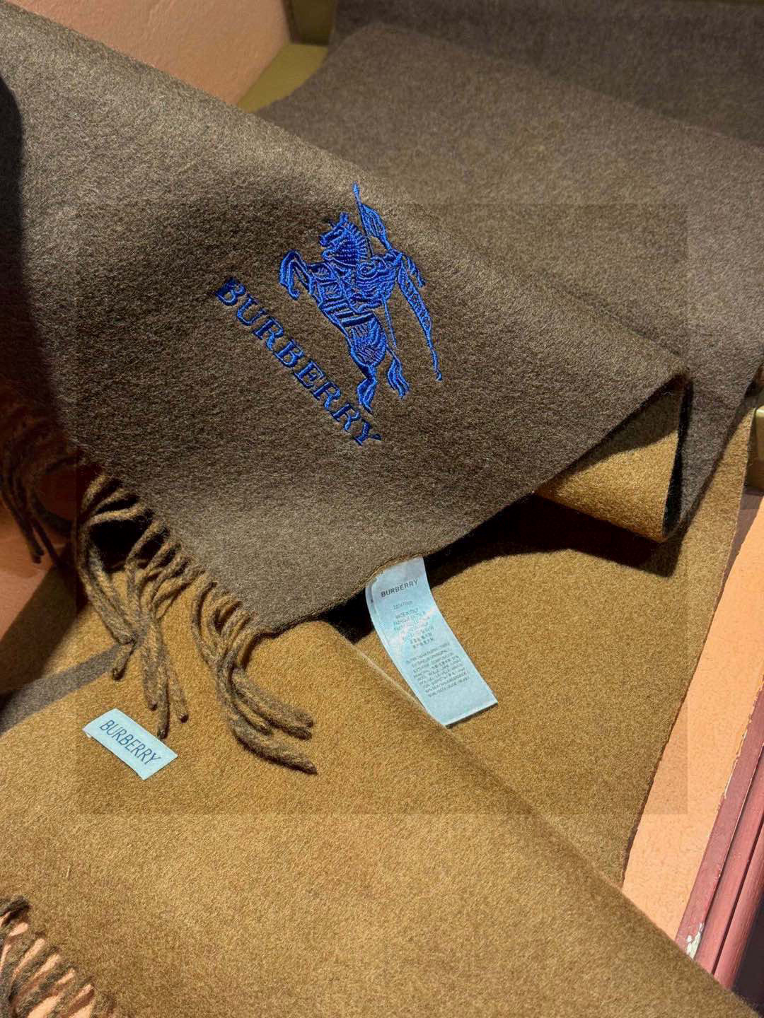  ✨✨太美了😍巴宝莉 情侣款 美到要尖叫😱专柜最新款🎊英伦欧美范儿 又是一款即时尚又实用的大围巾&长巾，