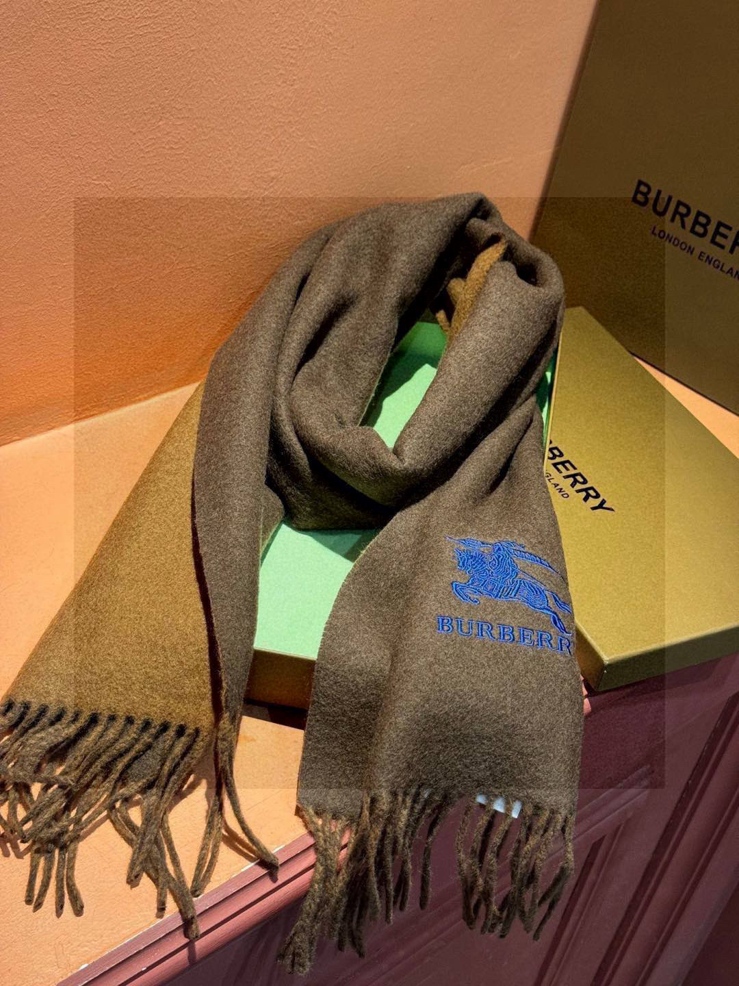  ✨✨太美了😍巴宝莉 情侣款 美到要尖叫😱专柜最新款🎊英伦欧美范儿 又是一款即时尚又实用的大围巾&长巾，