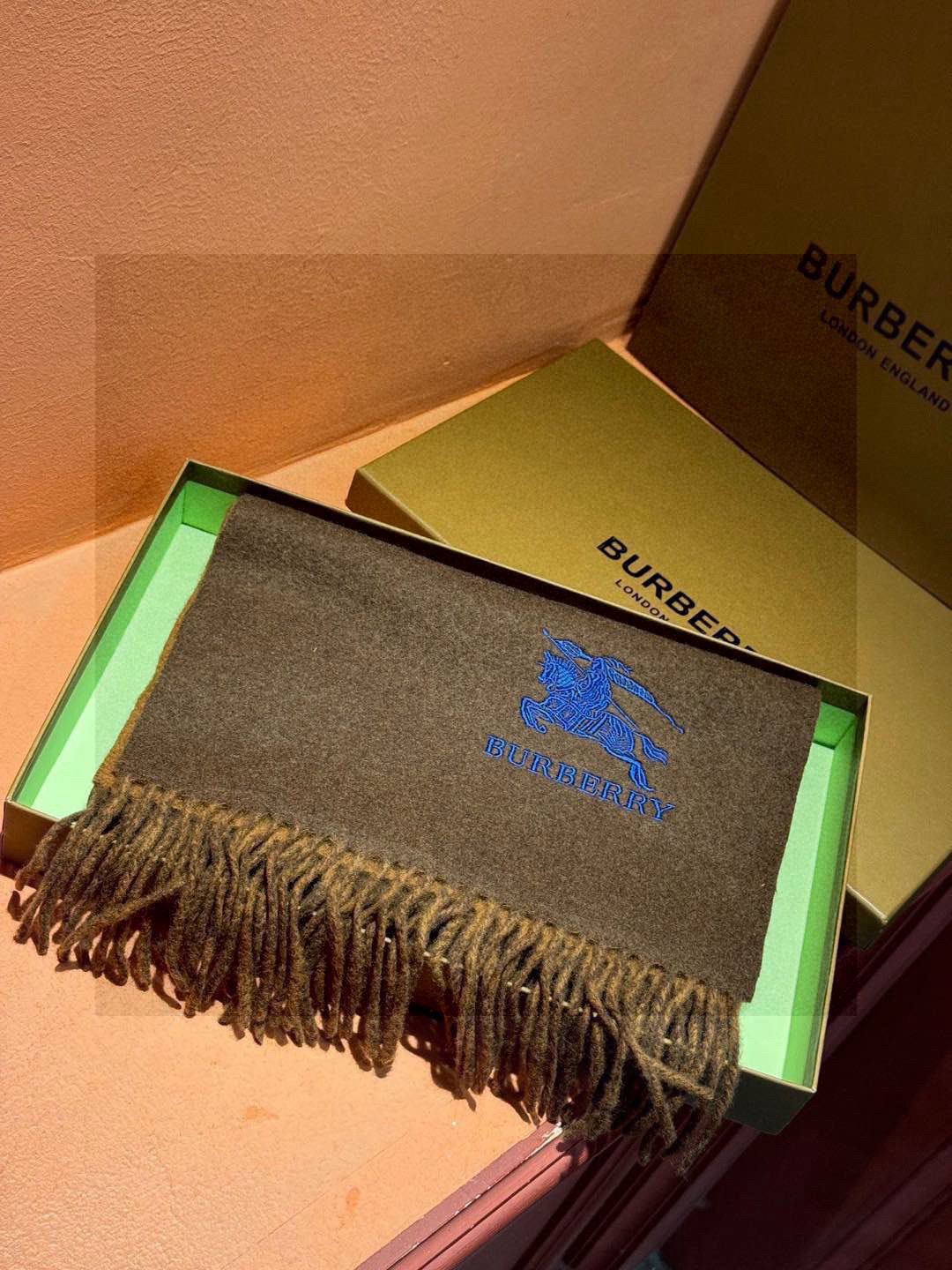  ✨✨太美了😍巴宝莉 情侣款 美到要尖叫😱专柜最新款🎊英伦欧美范儿 又是一款即时尚又实用的大围巾&长巾，