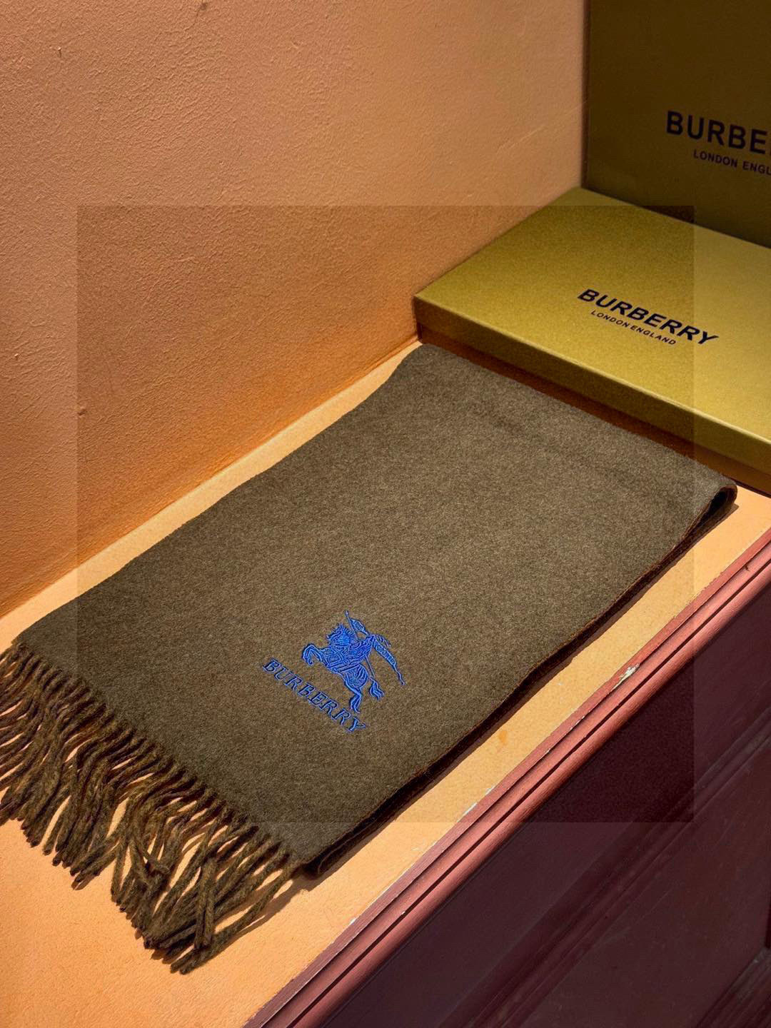  ✨✨太美了😍巴宝莉 情侣款 美到要尖叫😱专柜最新款🎊英伦欧美范儿 又是一款即时尚又实用的大围巾&长巾，