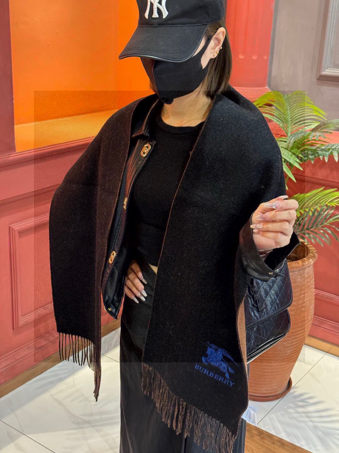  ✨✨太美了😍巴宝莉 情侣款 美到要尖叫😱专柜最新款🎊英伦欧美范儿 又是一款即时尚又实用的大围巾&长巾，