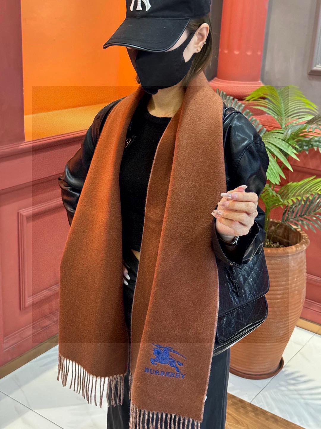  ✨✨太美了😍巴宝莉 情侣款 美到要尖叫😱专柜最新款🎊英伦欧美范儿 又是一款即时尚又实用的大围巾&长巾，