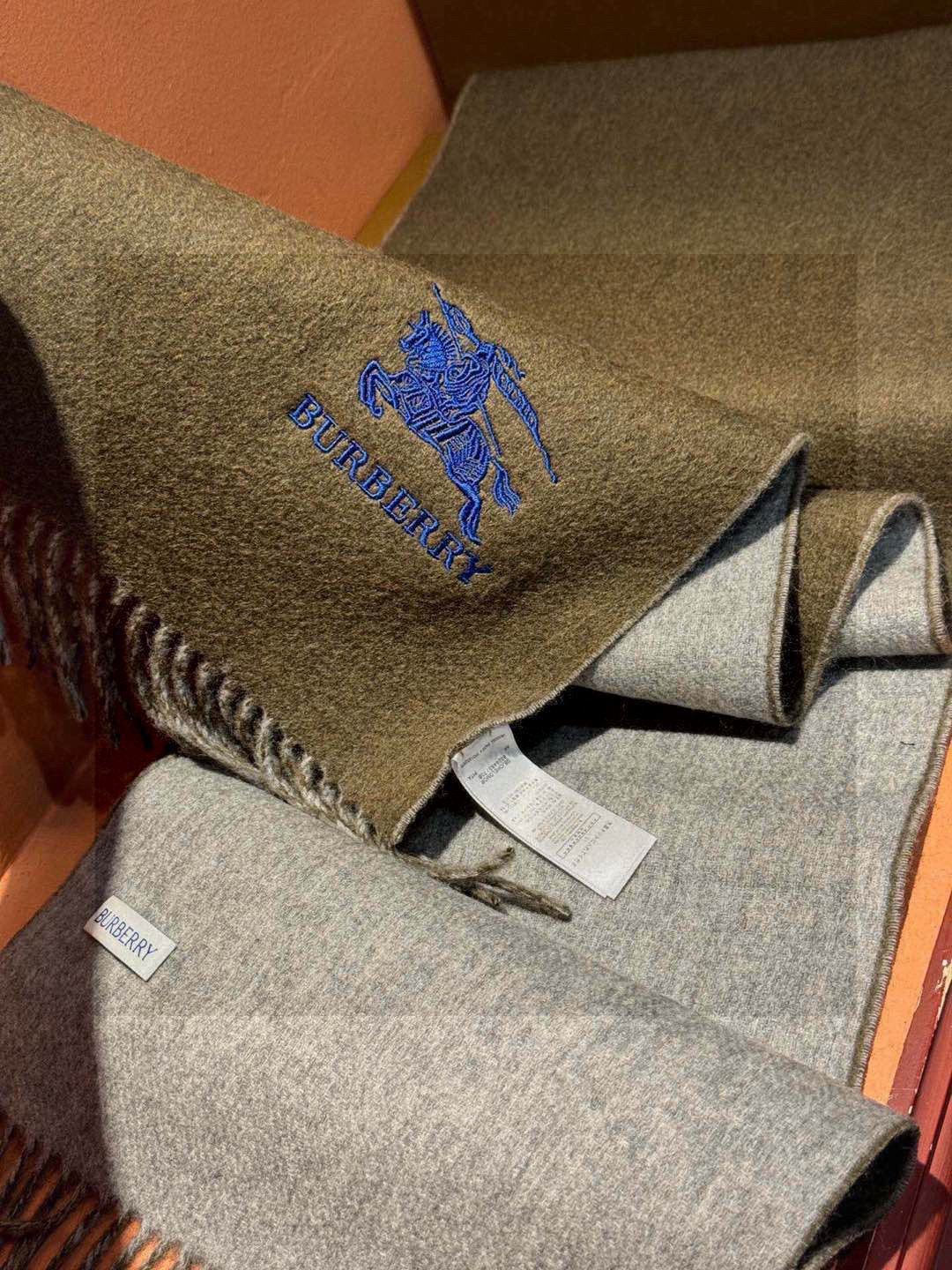  ✨✨太美了😍巴宝莉 情侣款 美到要尖叫😱专柜最新款🎊英伦欧美范儿 又是一款即时尚又实用的大围巾&长巾，