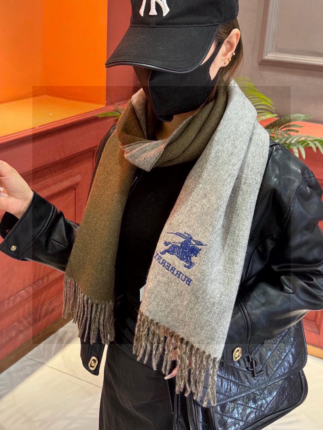  ✨✨太美了😍巴宝莉 情侣款 美到要尖叫😱专柜最新款🎊英伦欧美范儿 又是一款即时尚又实用的大围巾&长巾，