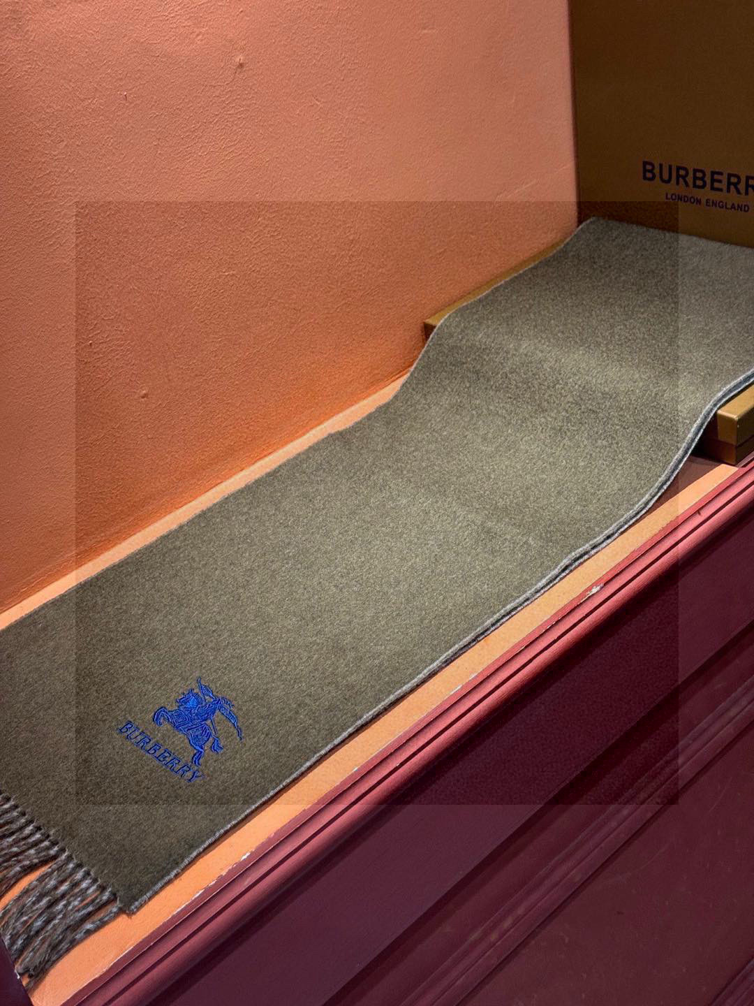  ✨✨太美了😍巴宝莉 情侣款 美到要尖叫😱专柜最新款🎊英伦欧美范儿 又是一款即时尚又实用的大围巾&长巾，