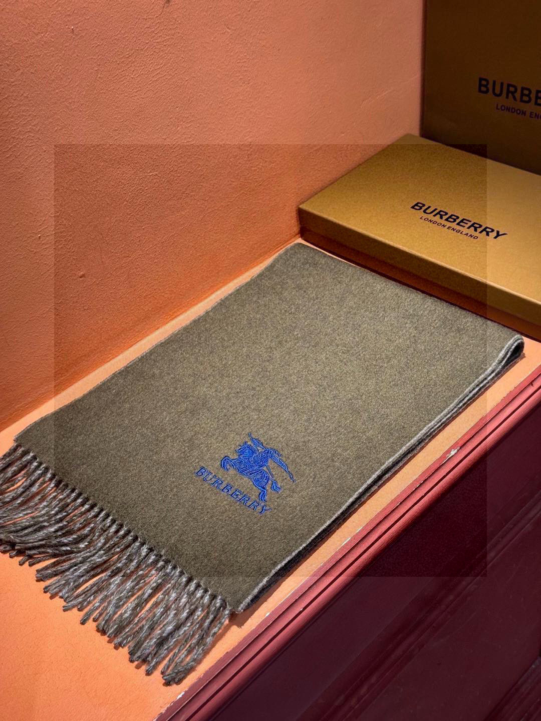  ✨✨太美了😍巴宝莉 情侣款 美到要尖叫😱专柜最新款🎊英伦欧美范儿 又是一款即时尚又实用的大围巾&长巾，