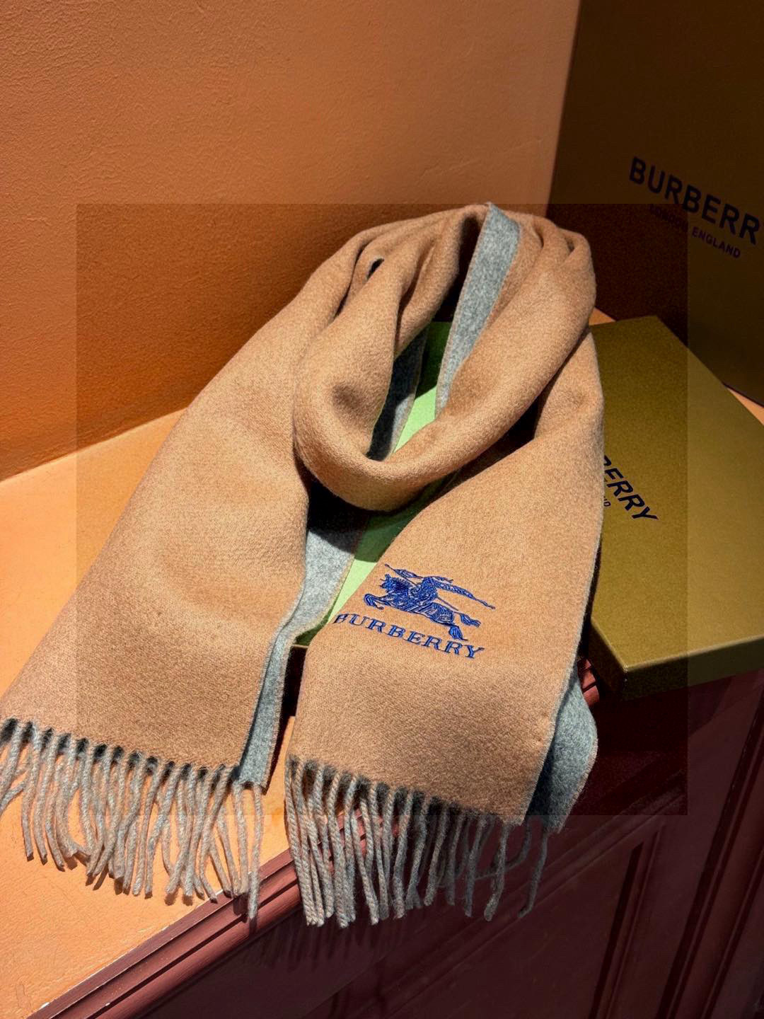  ✨✨太美了😍巴宝莉 情侣款 美到要尖叫😱专柜最新款🎊英伦欧美范儿 又是一款即时尚又实用的大围巾&长巾，