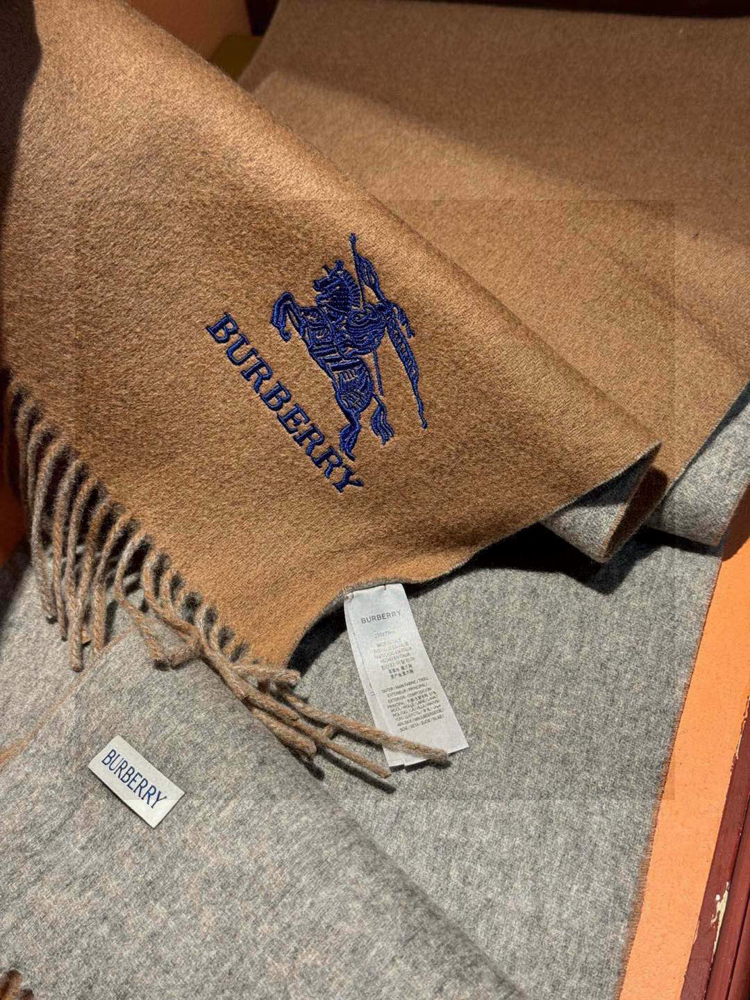  ✨✨太美了😍巴宝莉 情侣款 美到要尖叫😱专柜最新款🎊英伦欧美范儿 又是一款即时尚又实用的大围巾&长巾，