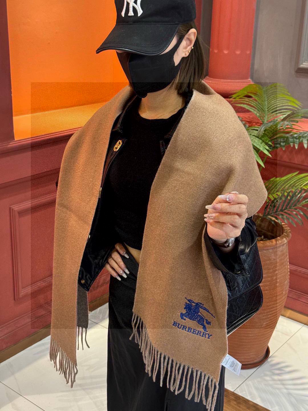  ✨✨太美了😍巴宝莉 情侣款 美到要尖叫😱专柜最新款🎊英伦欧美范儿 又是一款即时尚又实用的大围巾&长巾，