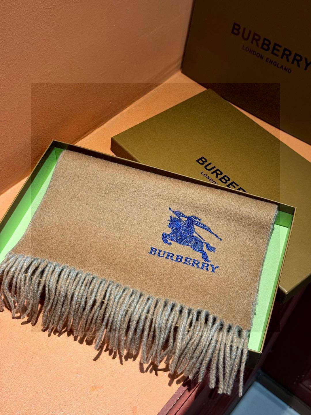  ✨✨太美了😍巴宝莉 情侣款 美到要尖叫😱专柜最新款🎊英伦欧美范儿 又是一款即时尚又实用的大围巾&长巾，