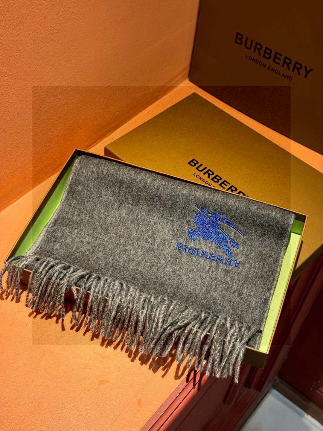  ✨✨太美了😍巴宝莉 情侣款 美到要尖叫😱专柜最新款🎊英伦欧美范儿 又是一款即时尚又实用的大围巾&长巾，