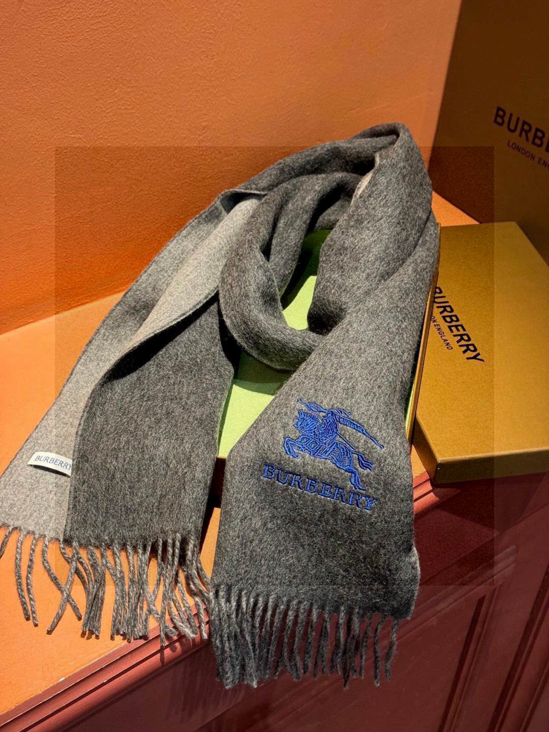  ✨✨太美了😍巴宝莉 情侣款 美到要尖叫😱专柜最新款🎊英伦欧美范儿 又是一款即时尚又实用的大围巾&长巾，