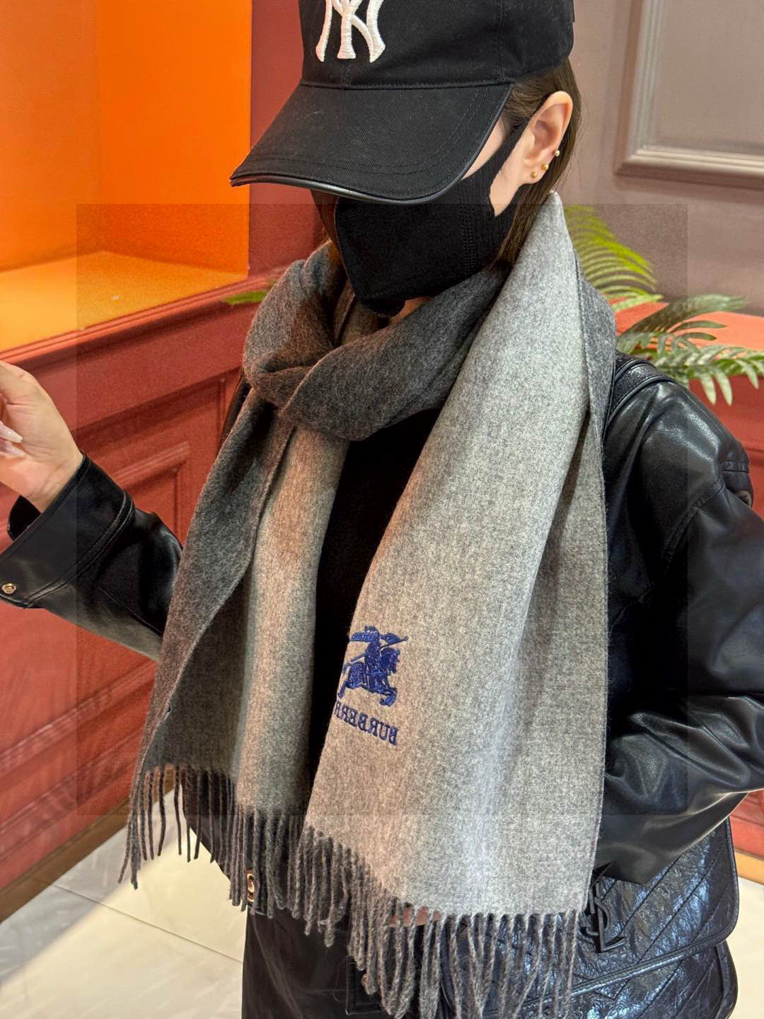  ✨✨太美了😍巴宝莉 情侣款 美到要尖叫😱专柜最新款🎊英伦欧美范儿 又是一款即时尚又实用的大围巾&长巾，