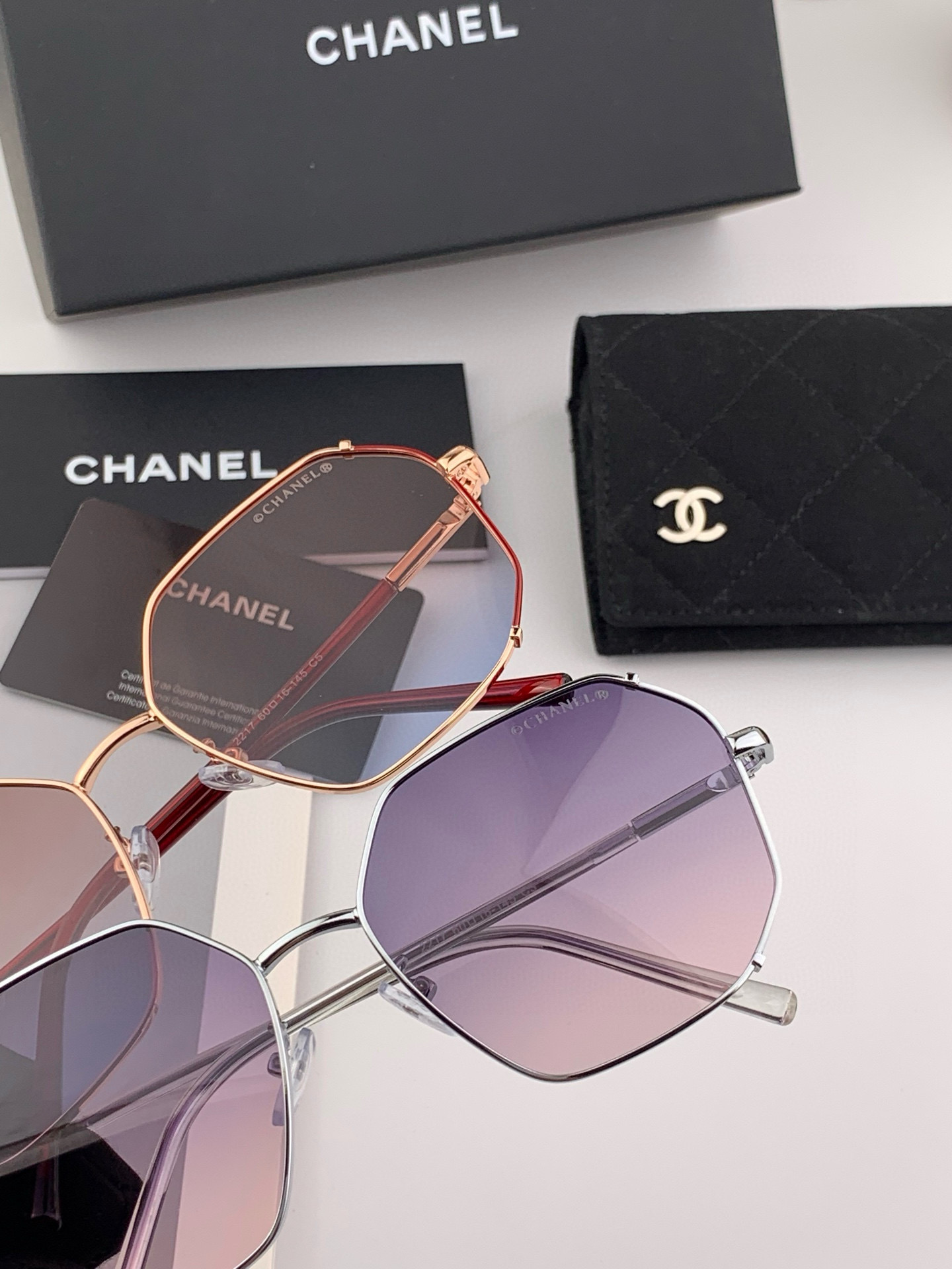  新品CHANEL 香奈儿太阳镜以独特魅力和前卫风格诠释春夏最新眼镜，以方框设计两边经典小香珍珠做点缀，