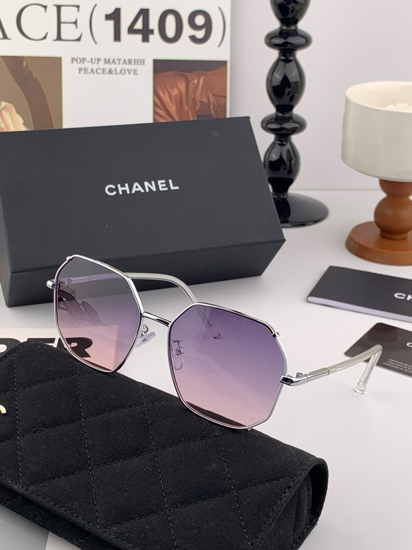  新品CHANEL 香奈儿太阳镜以独特魅力和前卫风格诠释春夏最新眼镜，以方框设计两边经典小香珍珠做点缀，