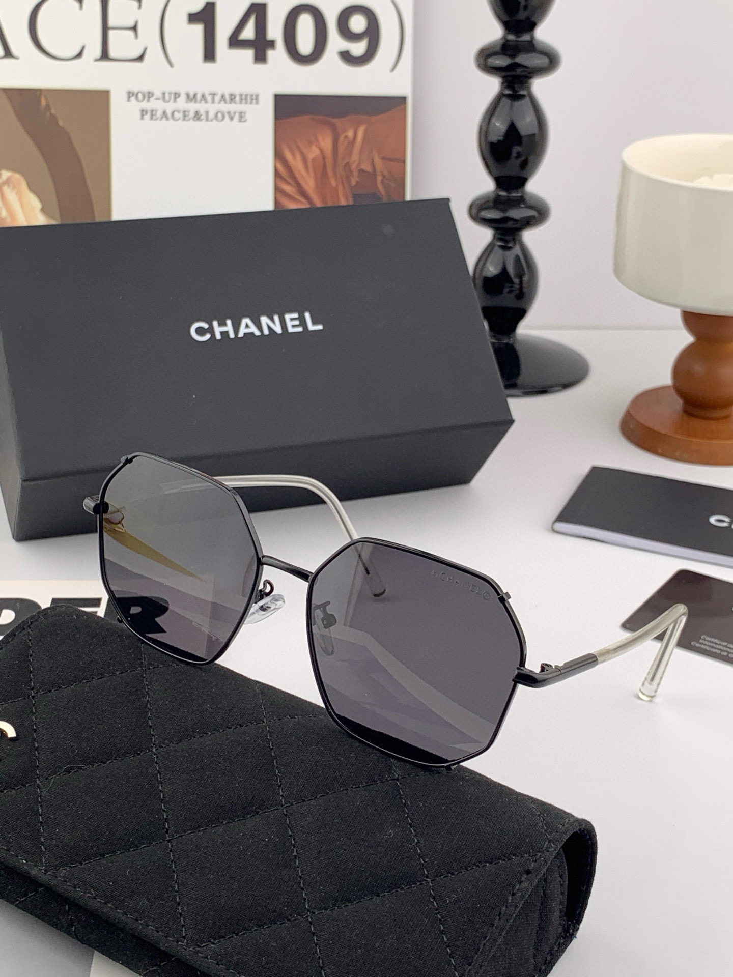  新品CHANEL 香奈儿太阳镜以独特魅力和前卫风格诠释春夏最新眼镜，以方框设计两边经典小香珍珠做点缀，