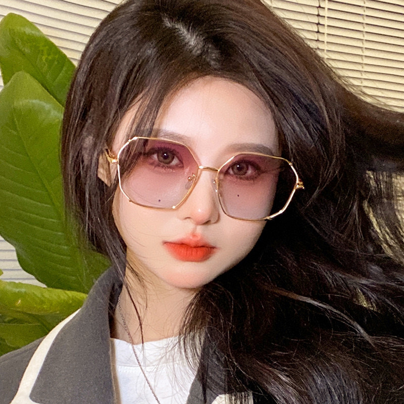  新品CHANEL 香奈儿太阳镜以独特魅力和前卫风格诠释春夏最新眼镜，以方框设计两边经典小香珍珠做点缀，